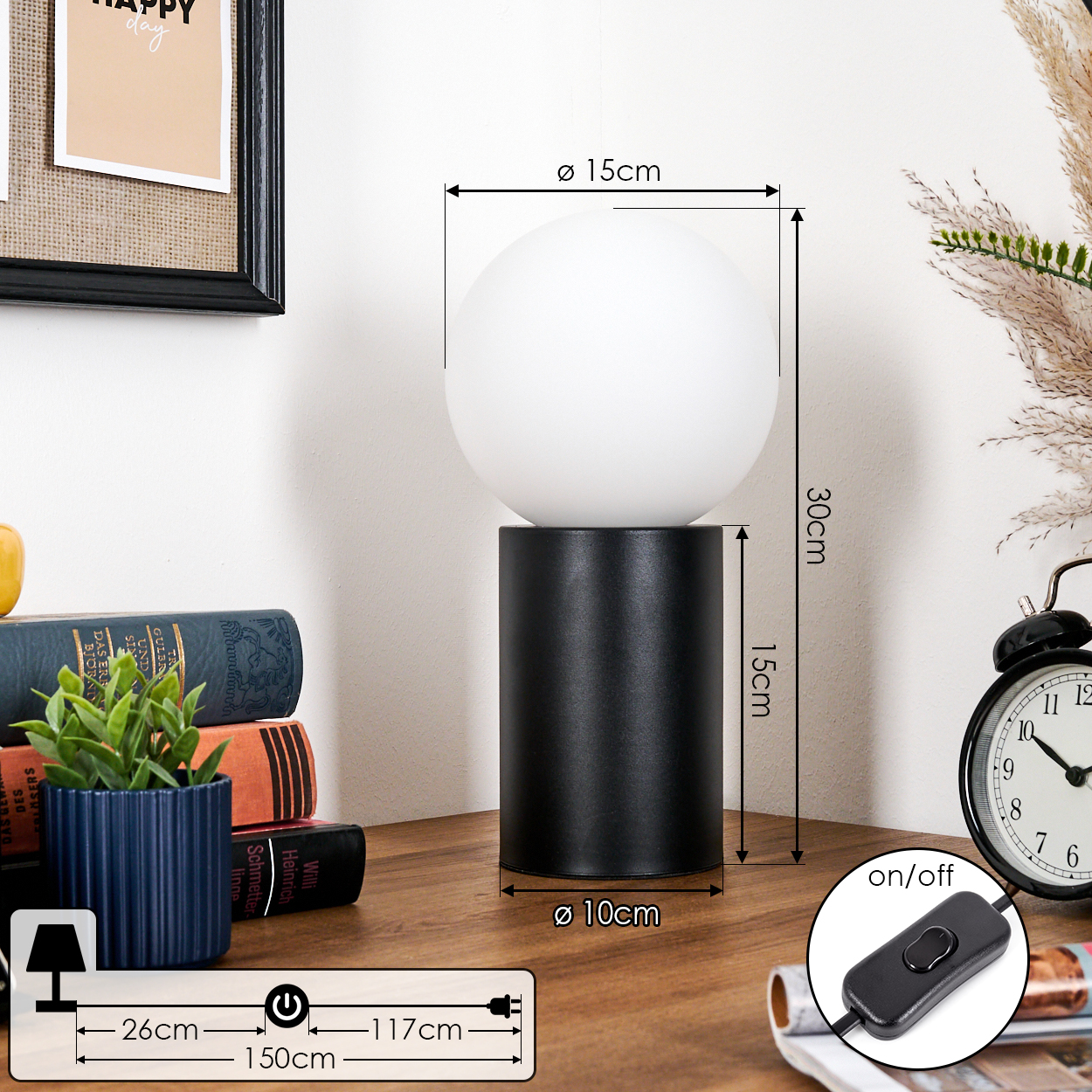 Eine moderne Lampe mit weißem Kugelschirm auf schwarzem zylindrischem Sockel. Inklusive Abmessungen und Netzkabel mit Ein-/Ausschalter.
