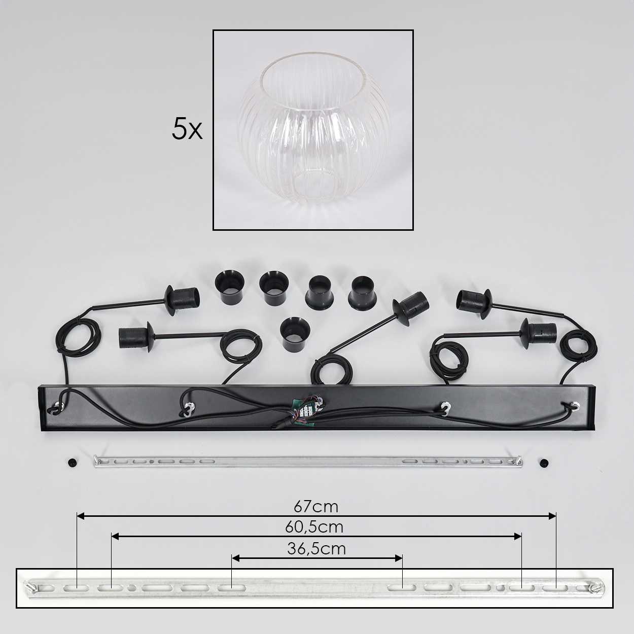 Deckenleuchtensatz mit 5 Glasschirmen, schwarzen Armaturen und einer Metallmontageplatte. Abmessungen sind angegeben.