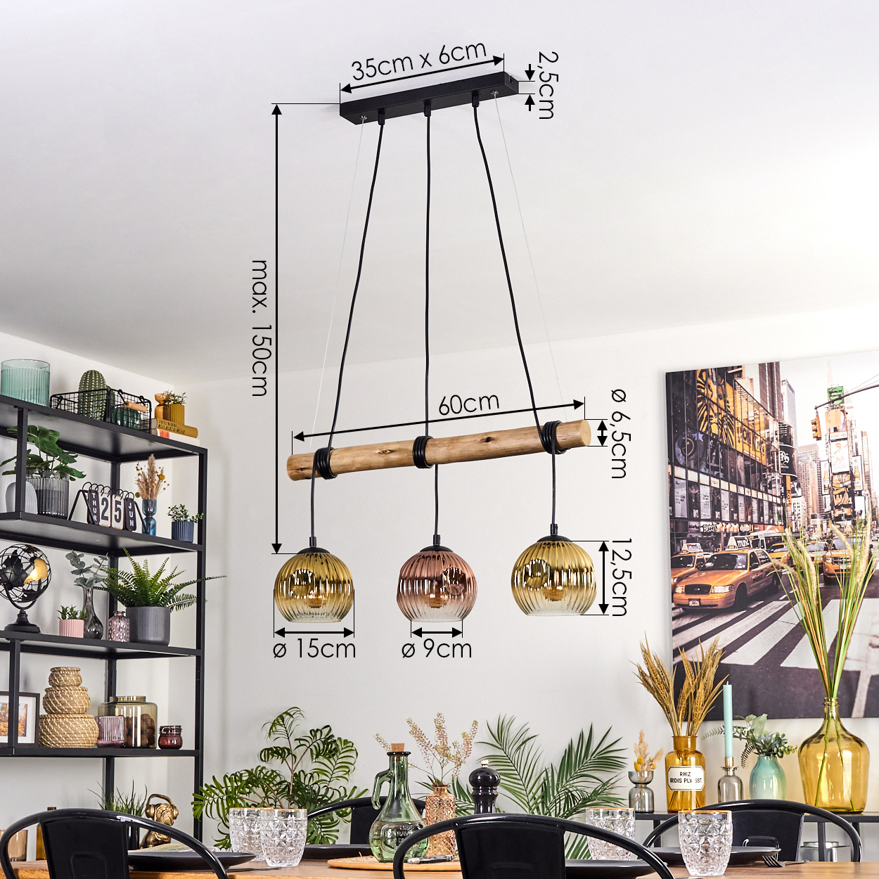 Ein Esszimmer mit Hängelampe, Tisch mit Gläsern und Pflanzen. Ein Gemälde von New York City an der Wand.