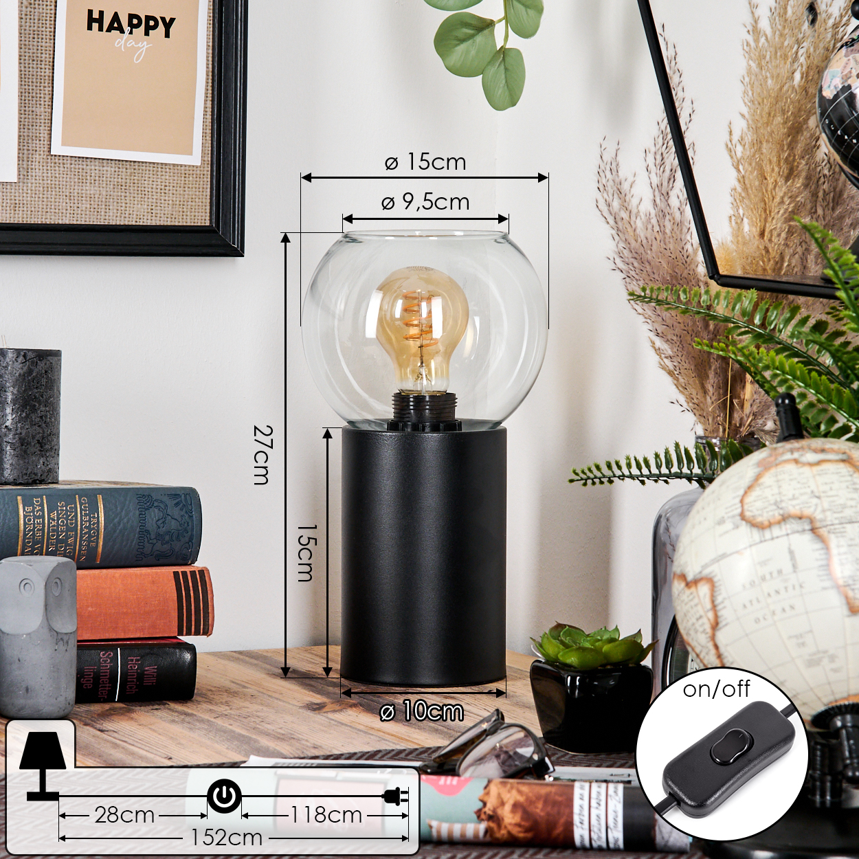 Eine moderne Lampe mit rundem Glasschirm und schwarzem Sockel steht auf einem Holztisch. Weitere Objekte sind ebenfalls vorhanden.