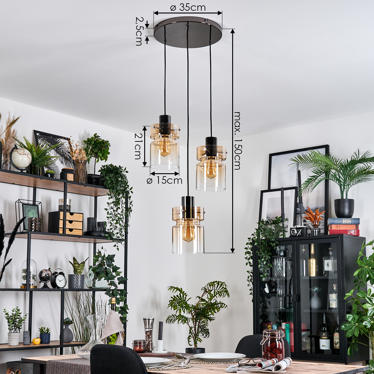 Ein modernes Esszimmer mit einer dreifachen Pendelleuchte über einem Holzesstisch. Regale und ein Schrank sind sichtbar.