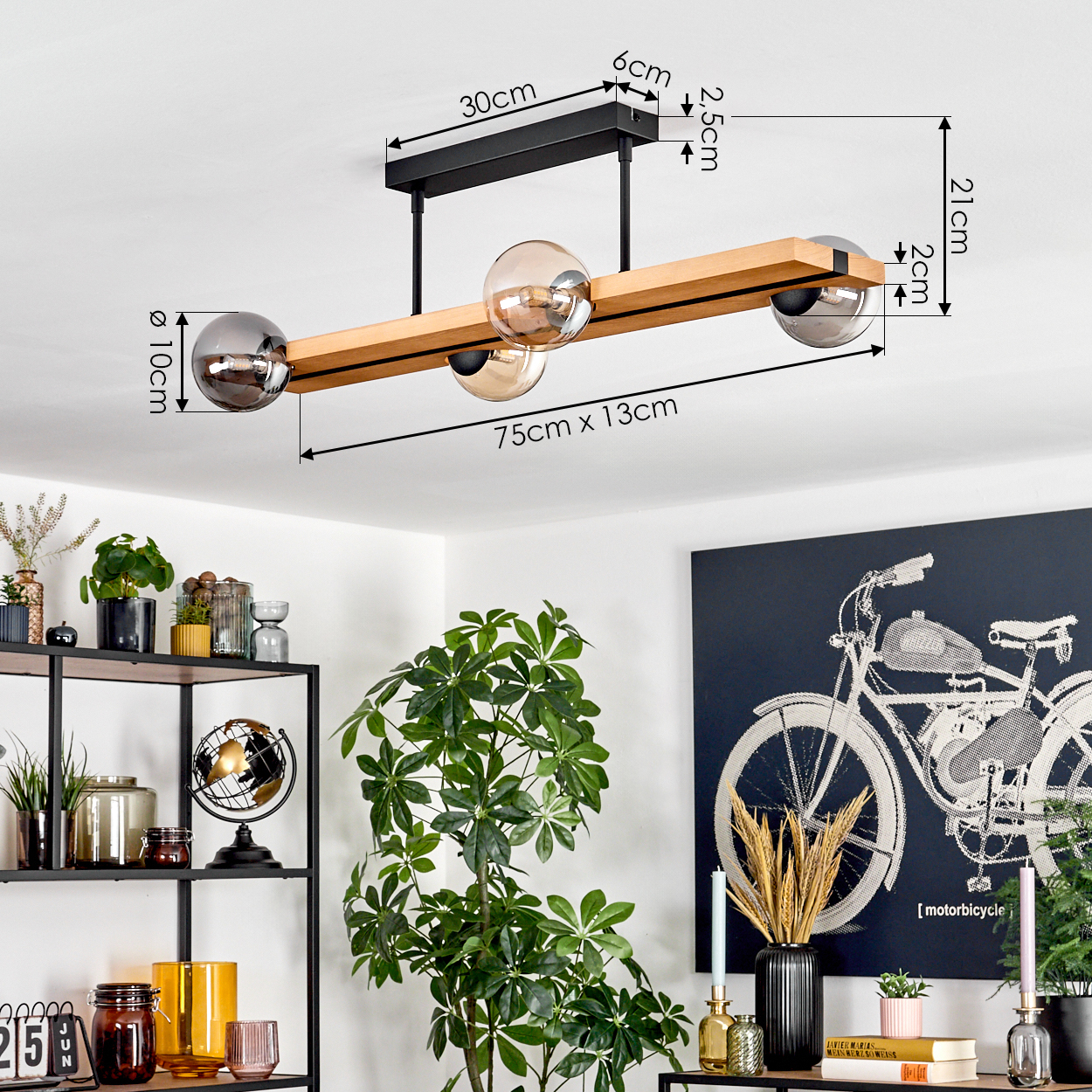 Moderne Deckenleuchte mit Holz und Glaskugeln über einem Raum mit Pflanzen, Regal und einem Motorrad-Kunstwerk.