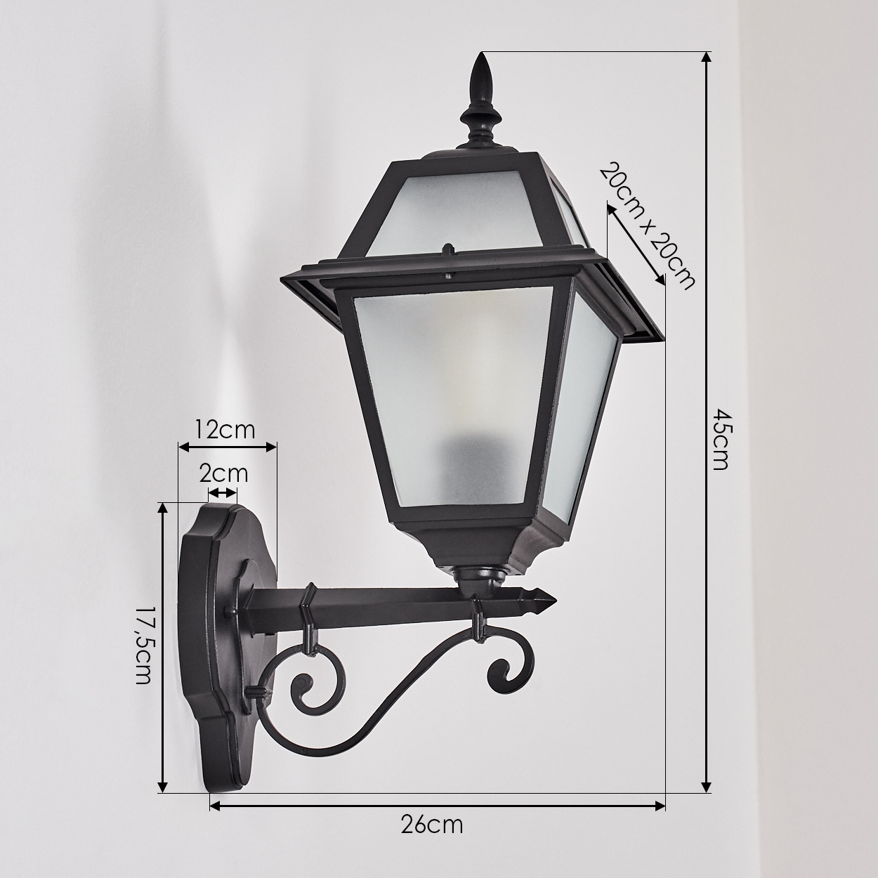 Schwarze Außenlaterne an einer weißen Wand. Abmessungen: 45 cm, 26 cm, 20 x 20 cm, 17,5 cm, 12 cm und 2 cm.