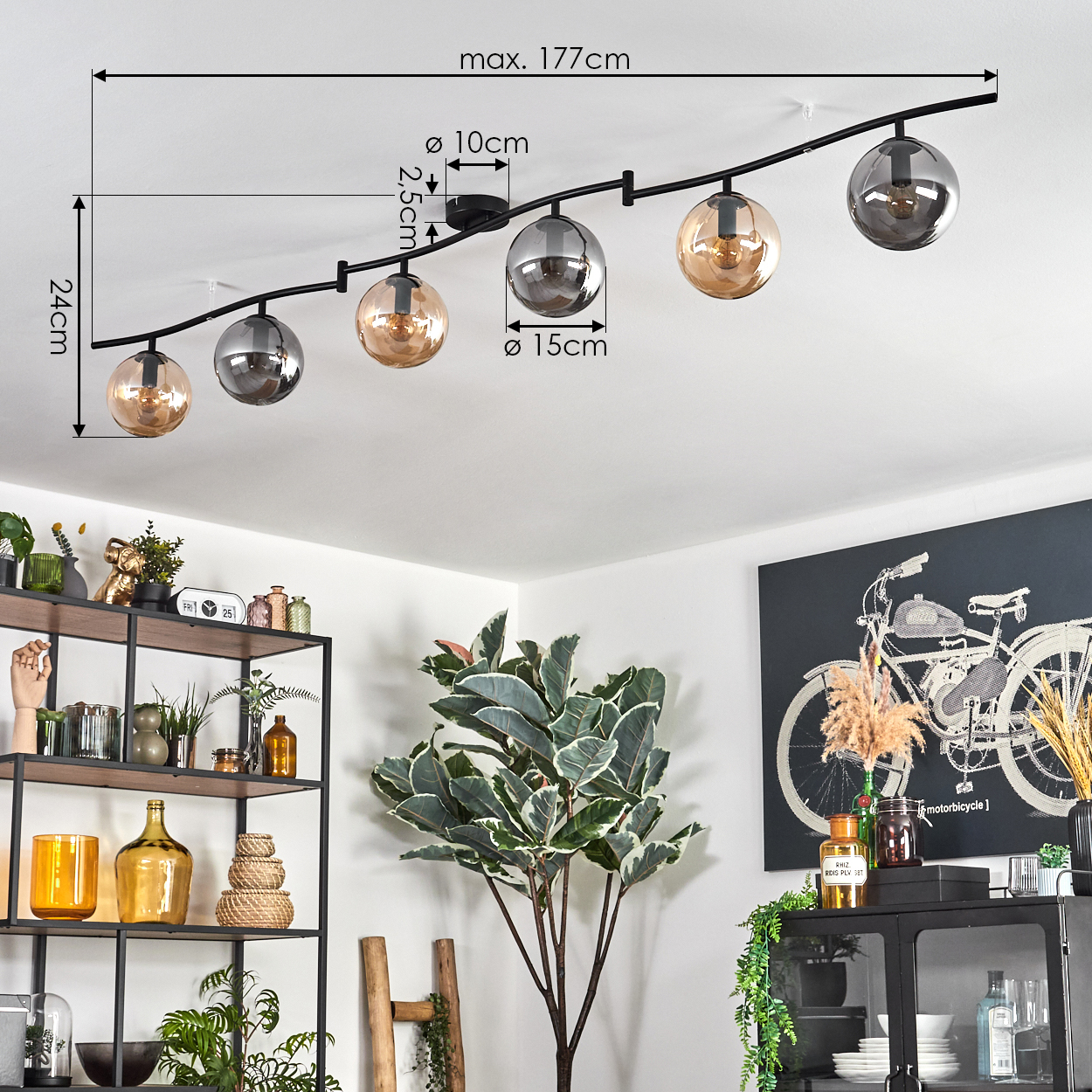 Eine moderne Deckenlampe mit sechs Glaskugeln. Die Szene umfasst eine Pflanze, ein Regal mit Dekorationsartikeln und ein Fahrradkunstwerk.