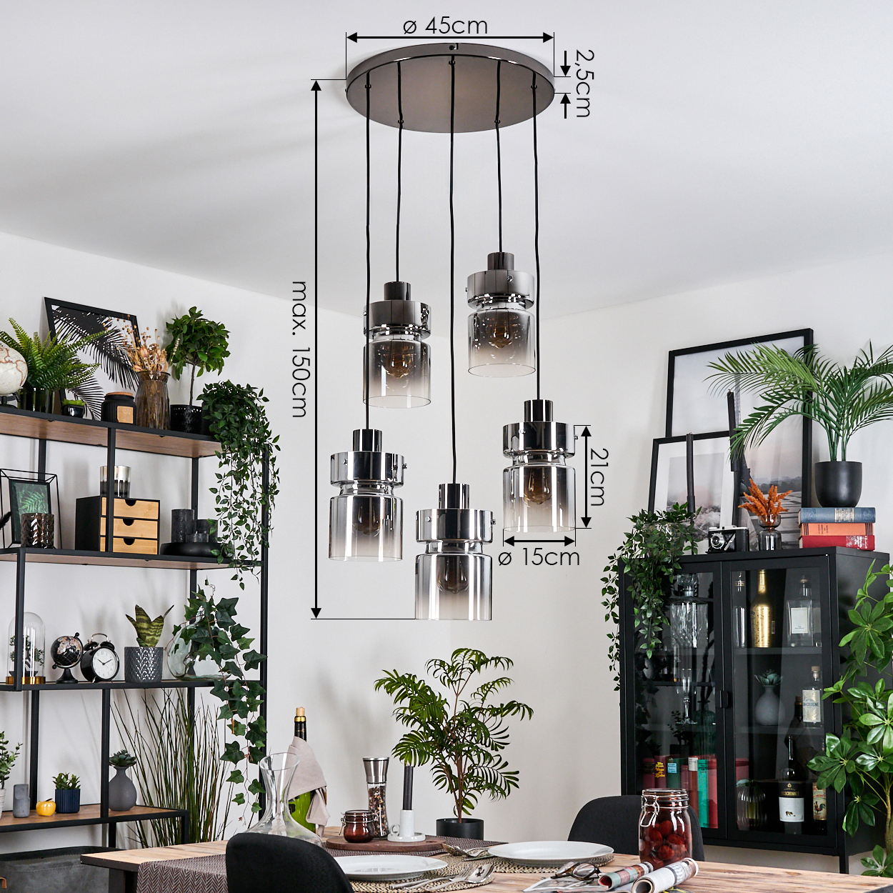 Ein modernes Esszimmer mit Hängelampe, gedecktem Tisch und Regal mit Pflanzen und Dekoration.