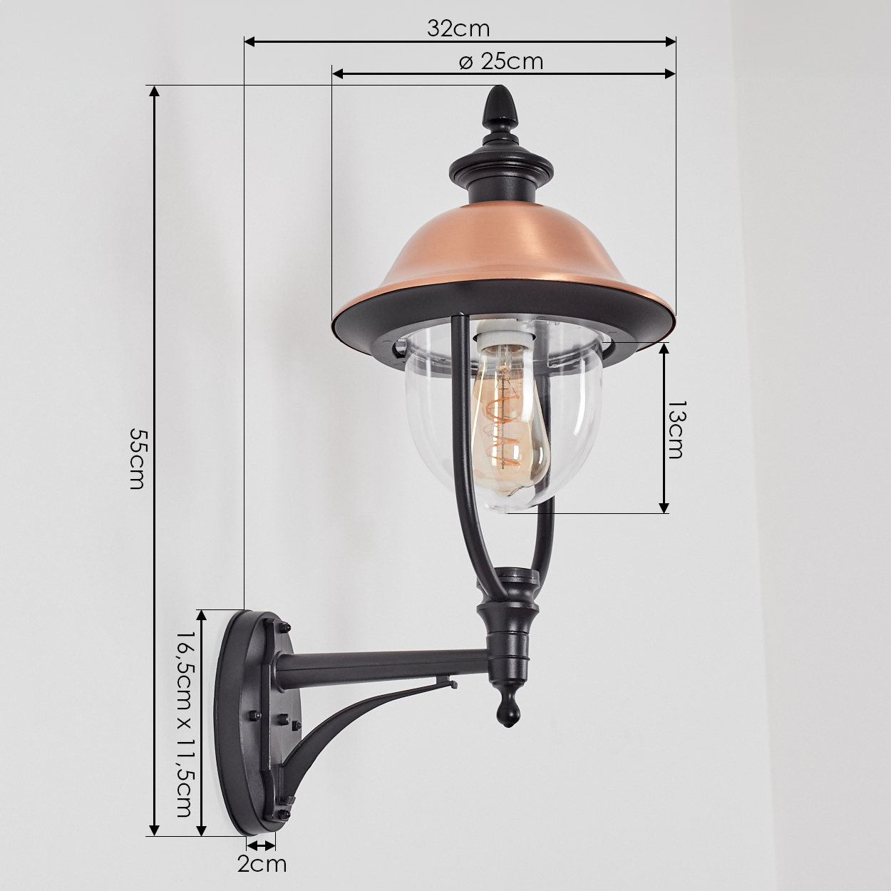 Schwarze Wandlampe mit kupferfarbener Oberseite und Klarglas. Abmessungen sind mit Pfeilen angegeben.