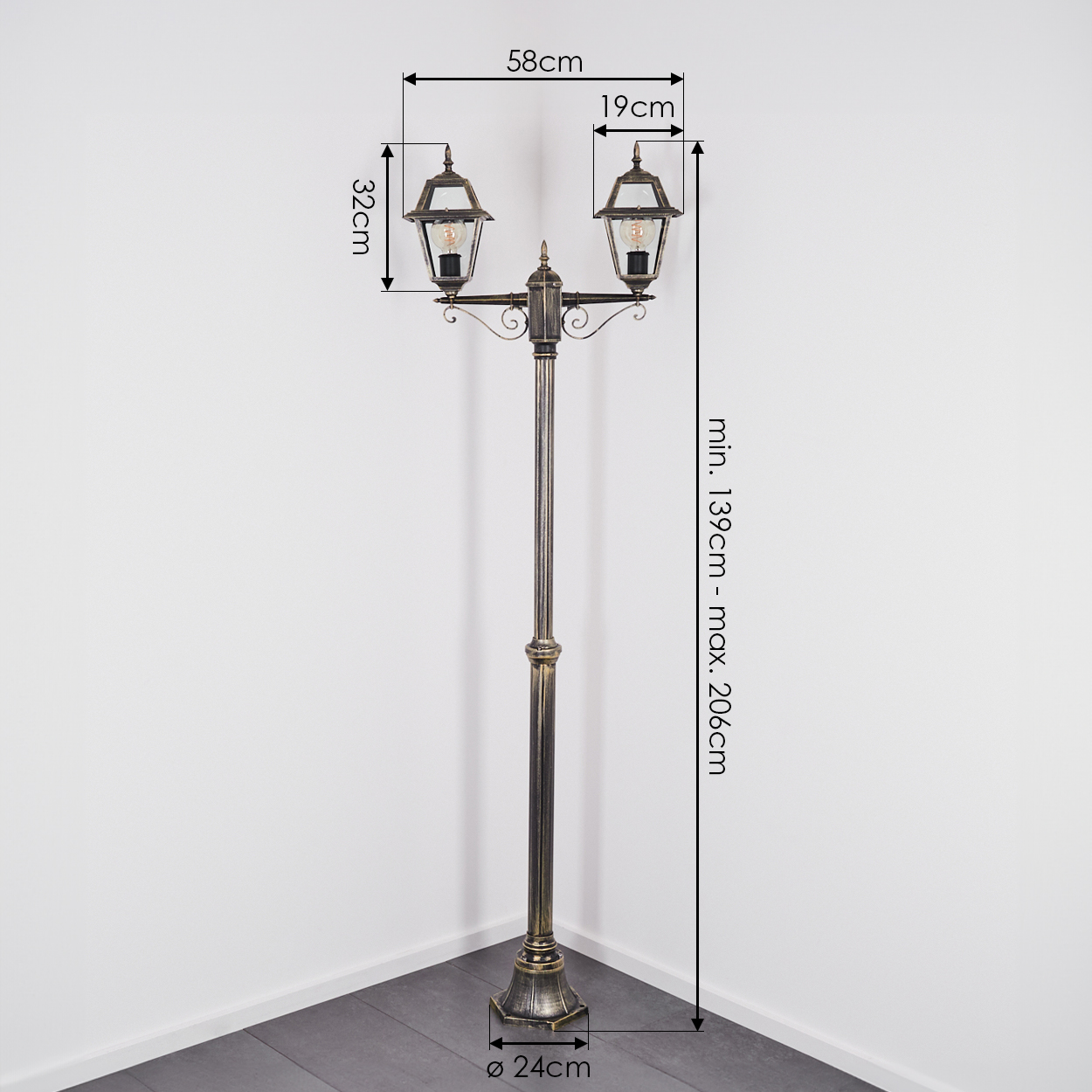 Eine dekorative, bronzefarbene Laterne mit zwei Laternen. Das Bild zeigt Abmessungen, und die Lampe steht in einer Ecke.