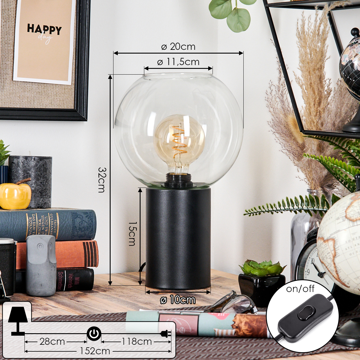 Eine dekorative Lampe mit Glaskugel und schwarzem Sockel steht auf einem Tisch, umgeben von Büchern und einem Globus.