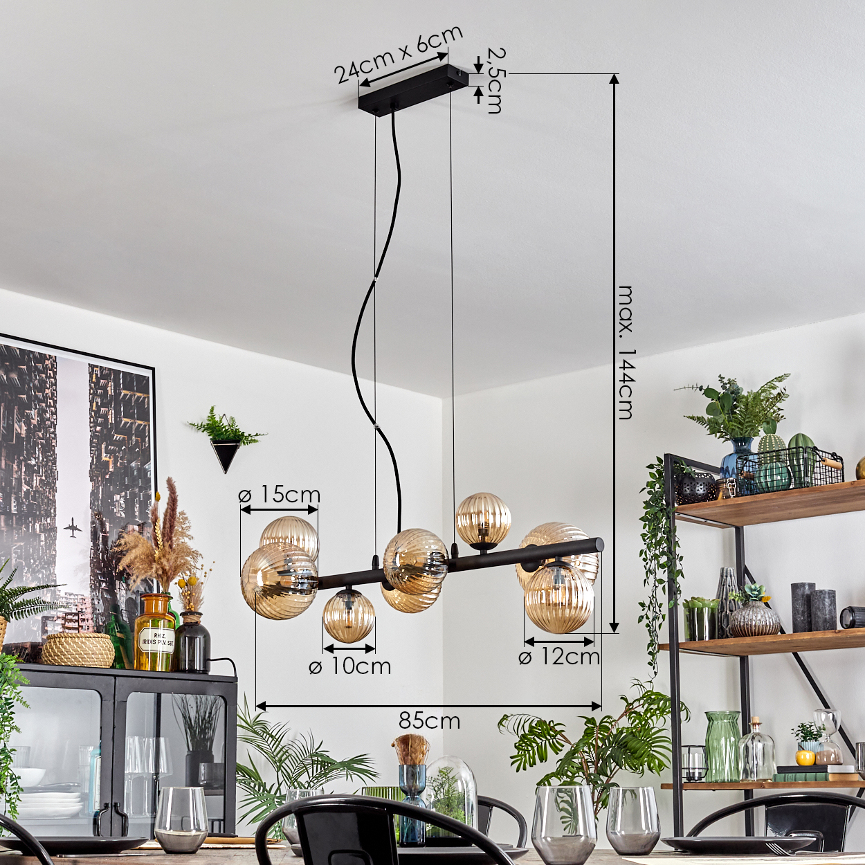 Ein modernes Esszimmer mit einem schwarzen Kronleuchter mit Glaskugeln. Es gibt dekorative Elemente und ein Holzregal mit Pflanzen.