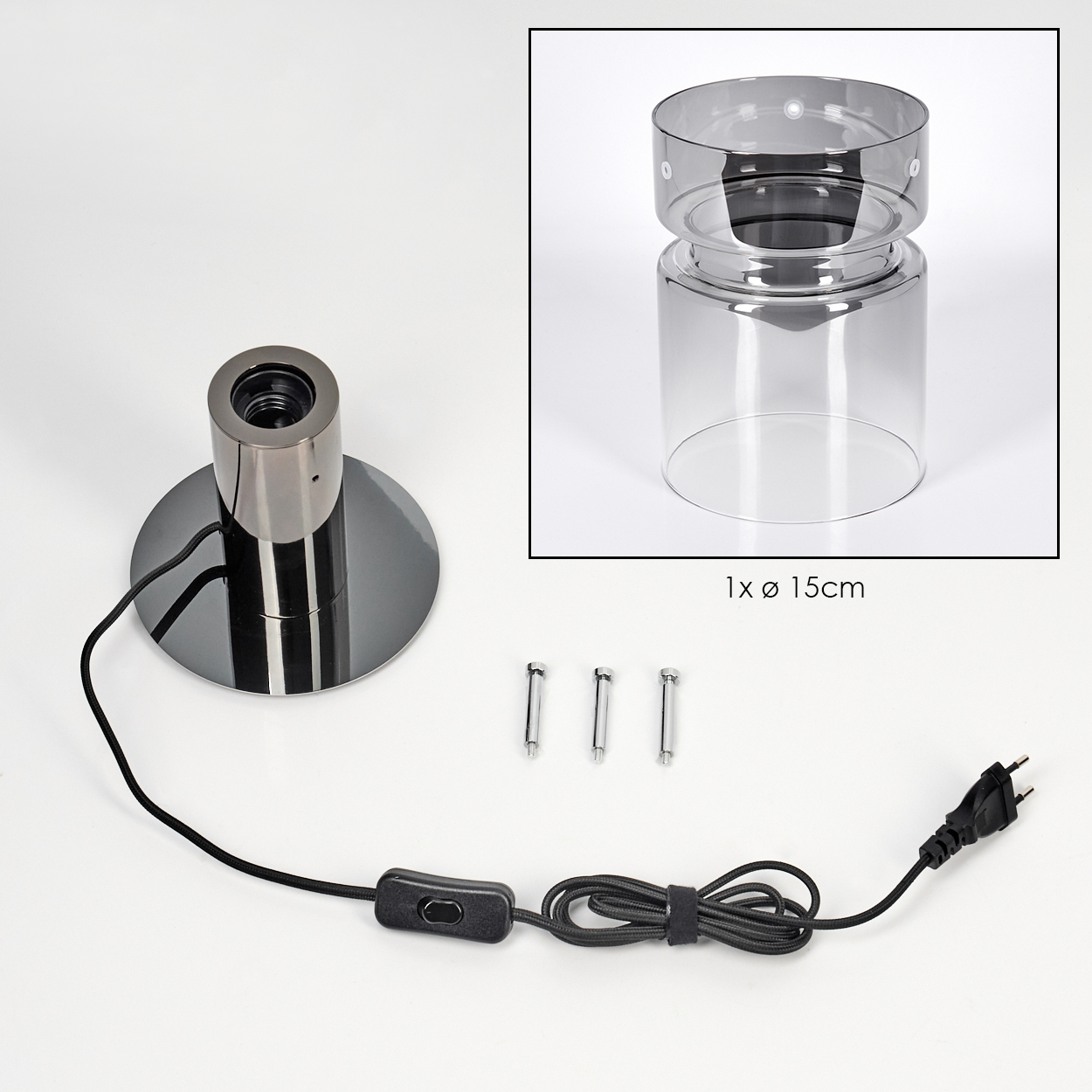 Eine zerlegte Lampe mit Metallsockel, Glasschirm und Netzkabel. Komponenten umfassen Schrauben und ein separates Glasteil.