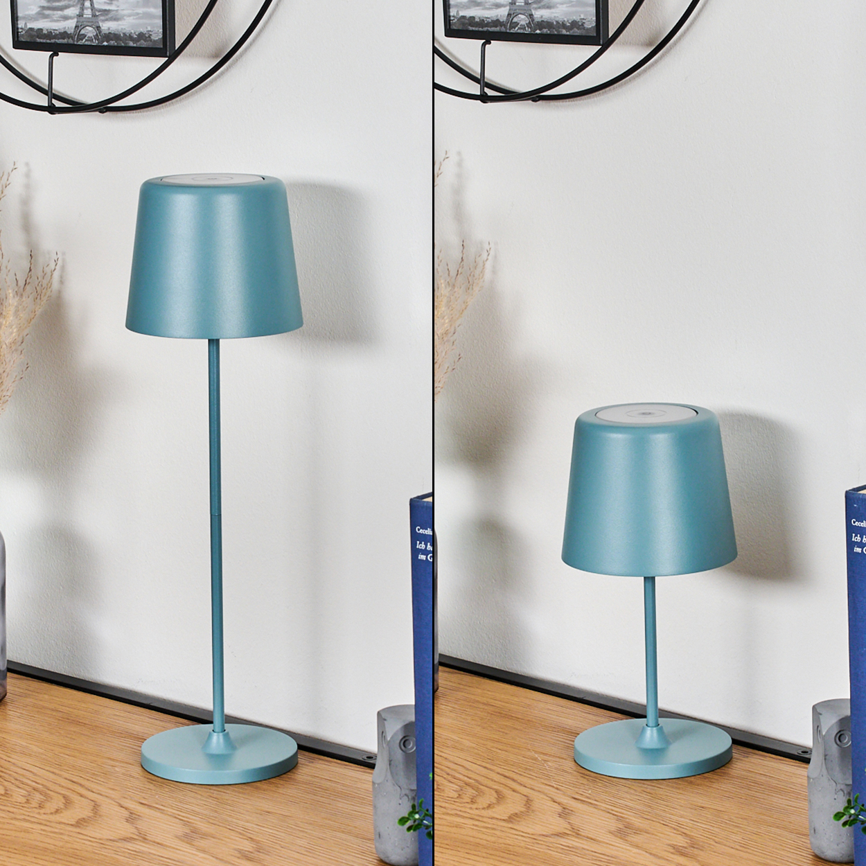 Zwei türkisfarbene Lampen auf einer Holzoberfläche. Bücher und ein gerahmtes Bild befinden sich im Hintergrund. Die Lampen sind unterschiedlich hoch.
