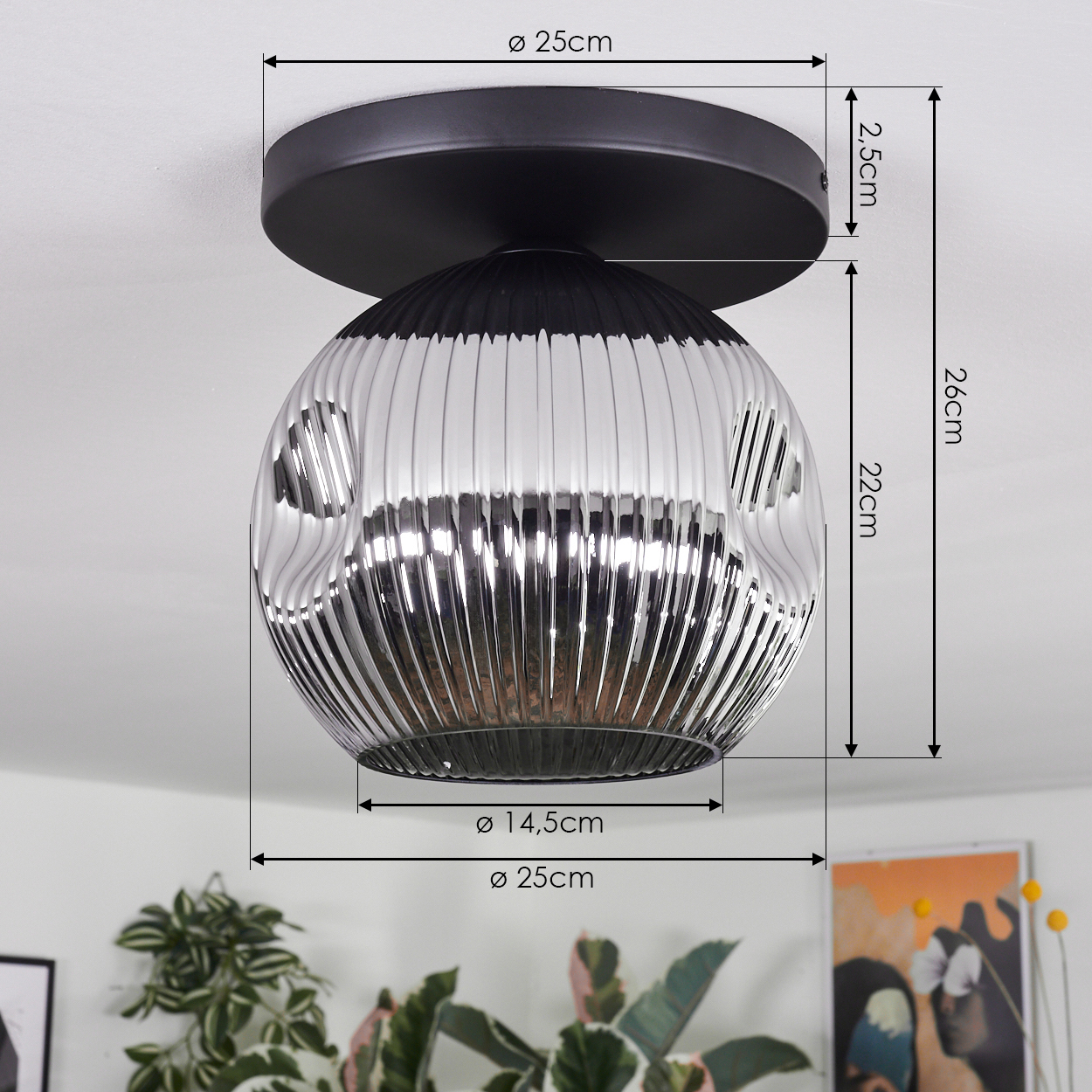 Eine moderne Deckenleuchte mit schwarzem Sockel und geriffeltem, silberfarbenem Glasschirm. Maße sind angegeben.