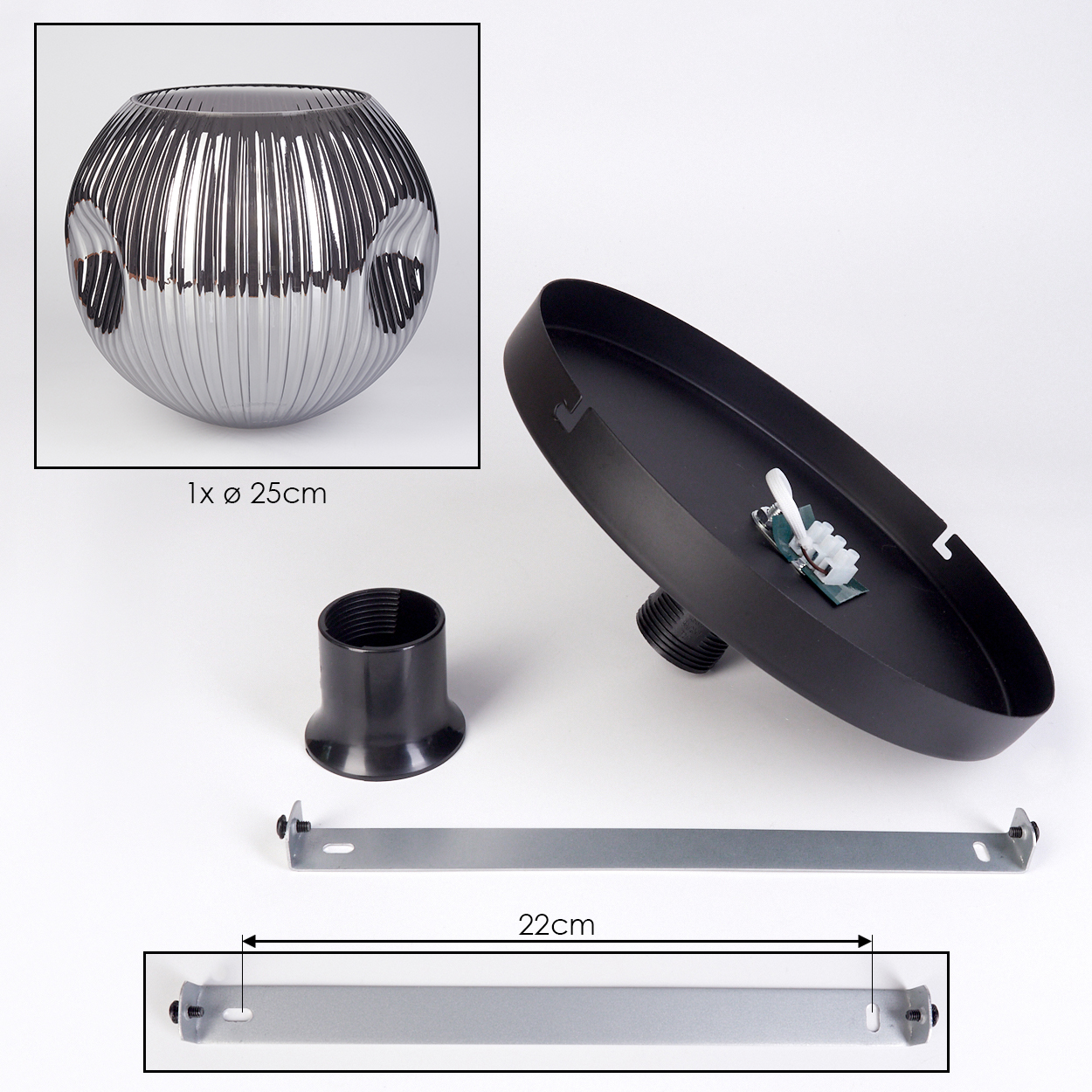 Ein zerlegter Lampenbausatz auf weißem Hintergrund. Komponenten umfassen einen silbernen, gerippten Glasschirm, einen schwarzen Lampensockel und eine Metallhalterung.