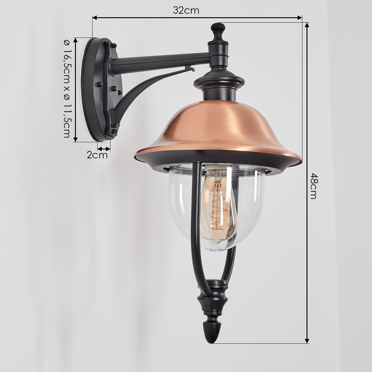 Eine schwarze und kupferfarbene Außenlampe. Die Lampe hat eine Glaskugel mit einer sichtbaren Glühbirne. Abmessungen: 32 cm, 48 cm und 2 cm.