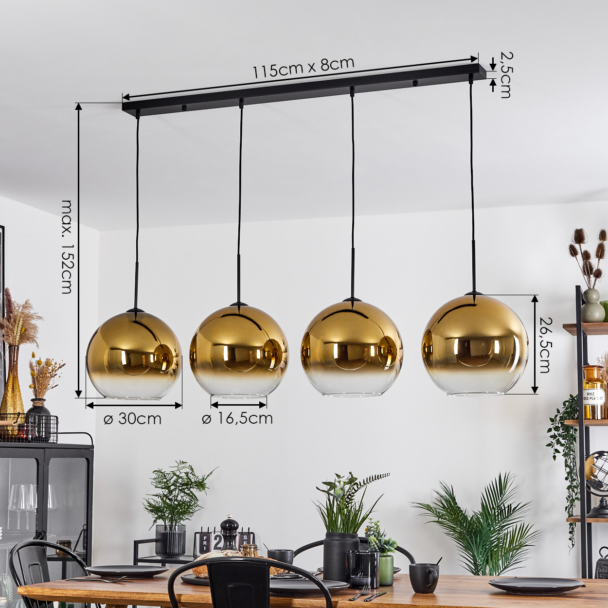 Esszimmer mit Holztisch, vier goldenen Kugellampen und Dekorationen. Maße sind ebenfalls angegeben.