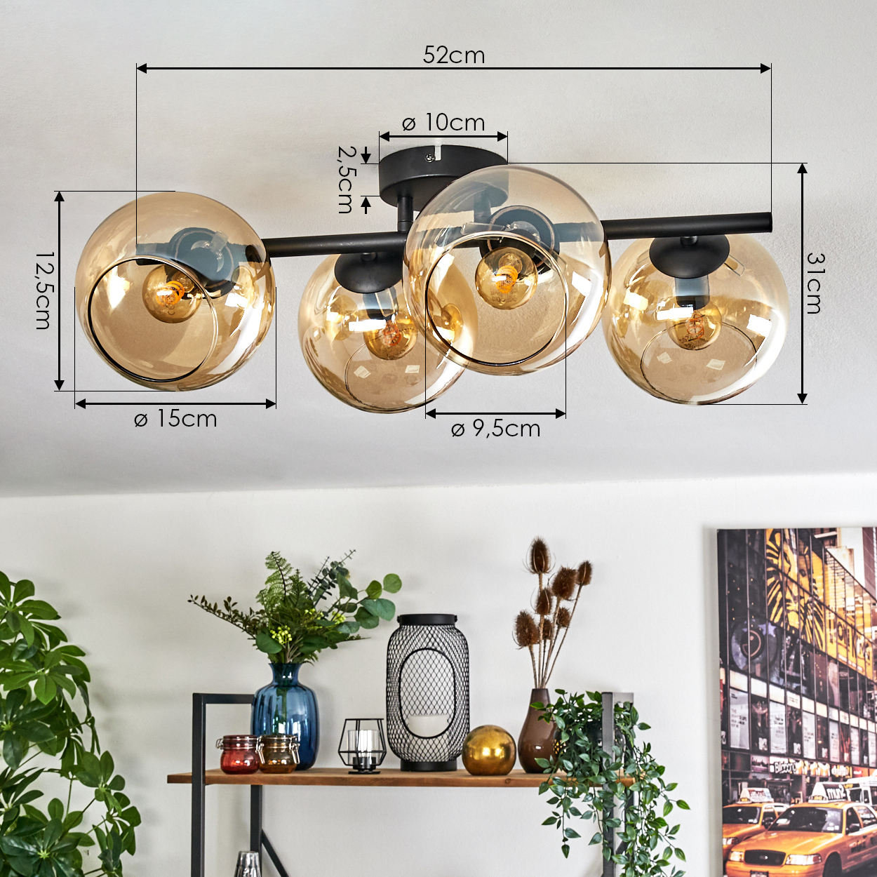 Eine moderne Deckenlampe mit vier bernsteinfarbenen Glaskugeln. Darunter ein Regal mit Pflanzen und Dekorationen. Im Hintergrund ein Stadtbild.