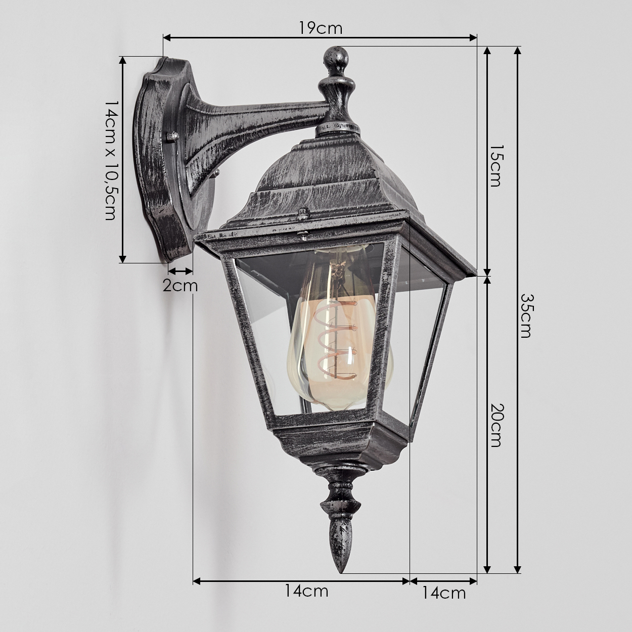 Eine metallische Wandlampe im Vintage-Stil mit einem transparenten Glasschirm und sichtbarer Glühbirne, Abmessungen angegeben.