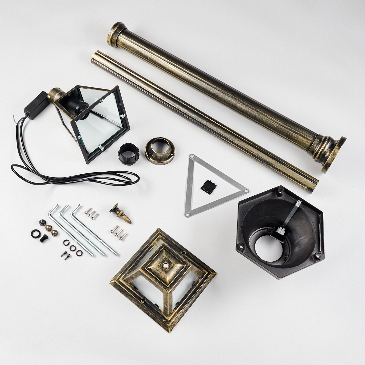 Zerlegte Lampenteile auf weißem Hintergrund. Enthält Lampenkopf, Stangen, Sockel und kleine Hardware wie Schrauben und Schlüssel.
