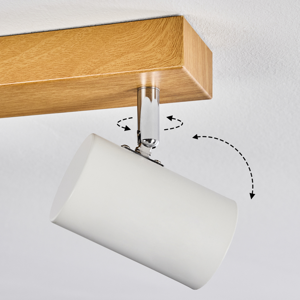 Ein weißer Strahler ist an einem Holzbalken befestigt. Der Strahler ist verstellbar. Pfeile zeigen die Bewegungsrichtungen auf weißem Hintergrund.