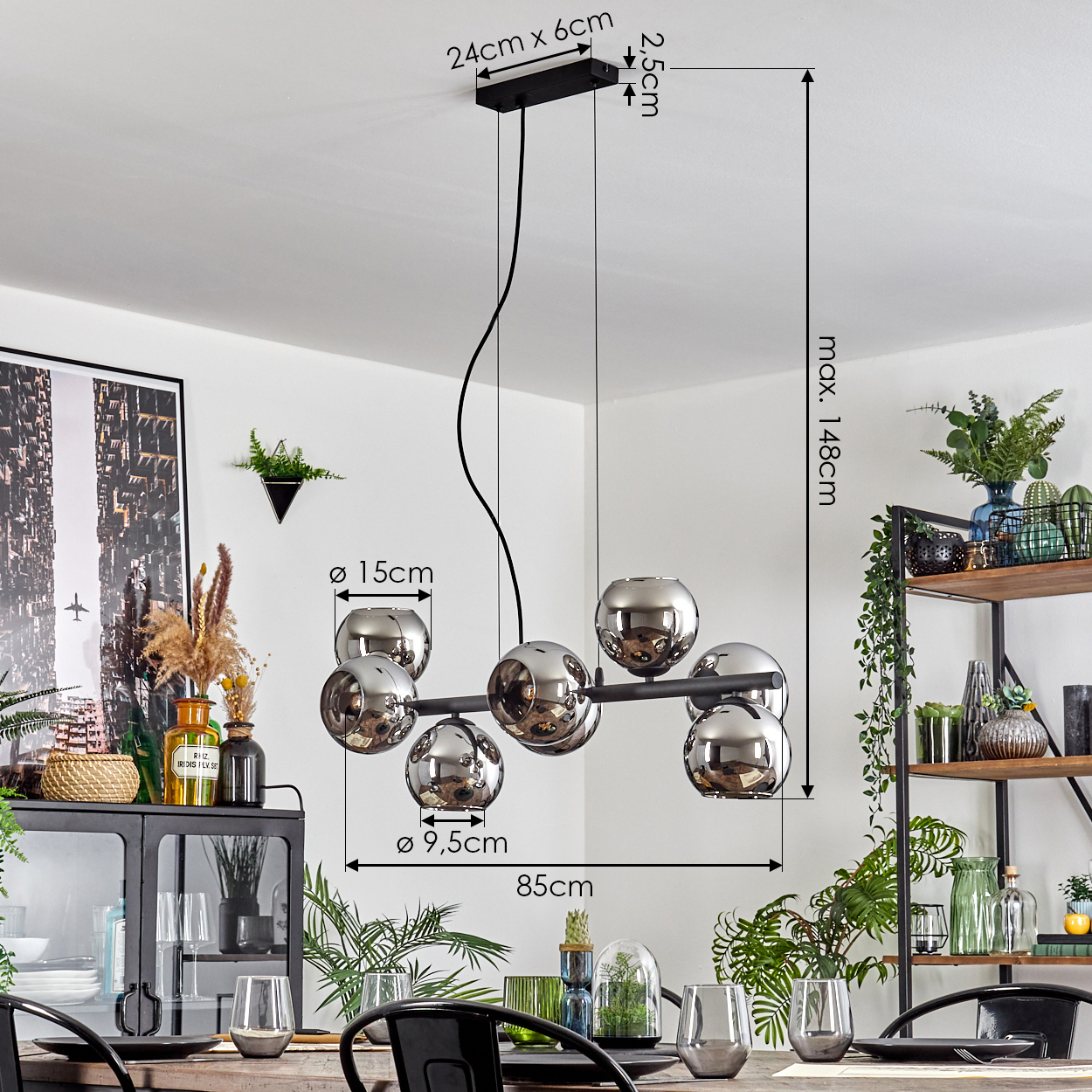 Ein modernes Esszimmer mit einem schwarzen Kronleuchter mit Glaskugeln. Abmessungen sind angegeben. Andere Objekte wie Pflanzen und Möbel sind sichtbar.