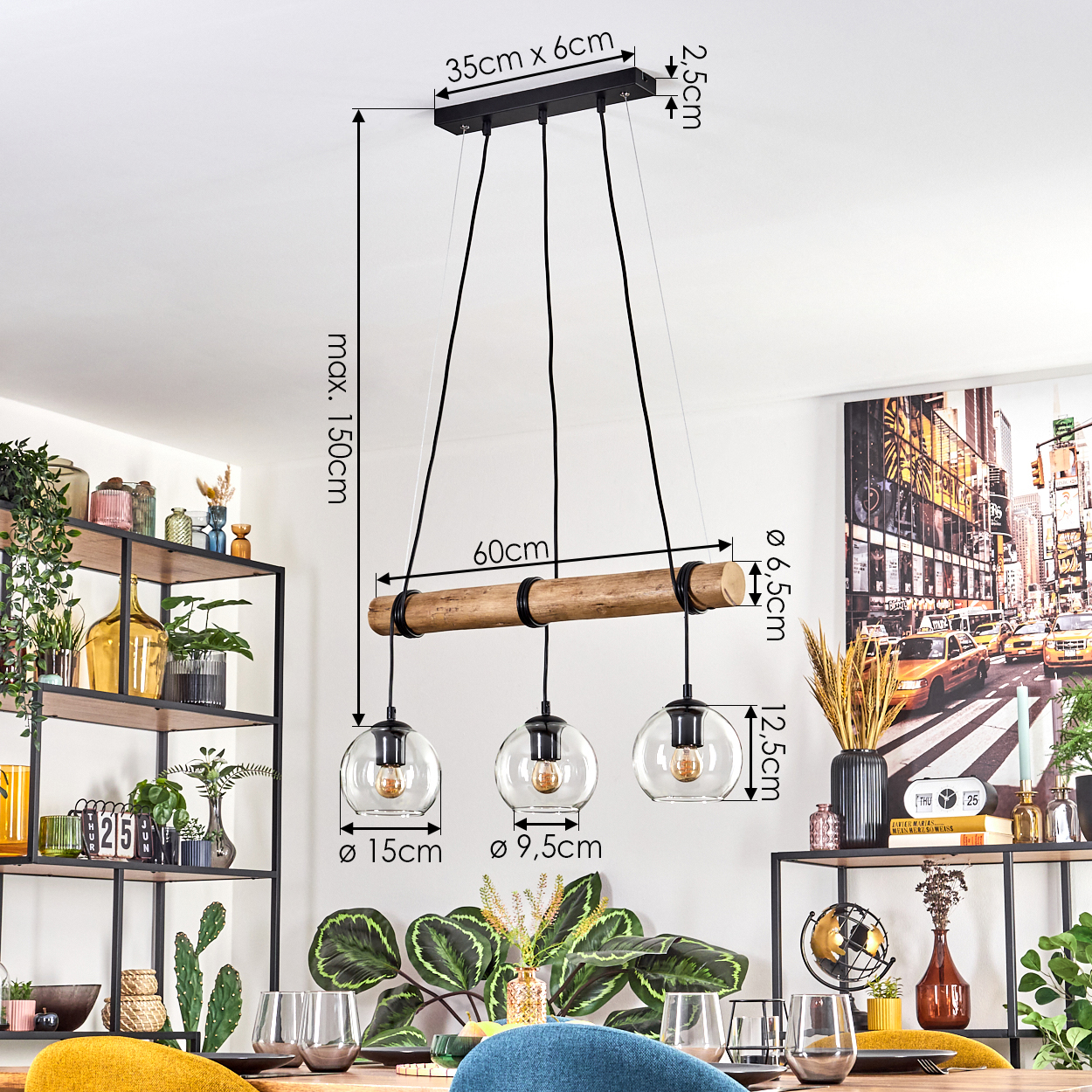 Esszimmer mit Holzlampen, Glasschirmen und gedecktem Tisch. Ein Stadtbild hängt an der Wand.