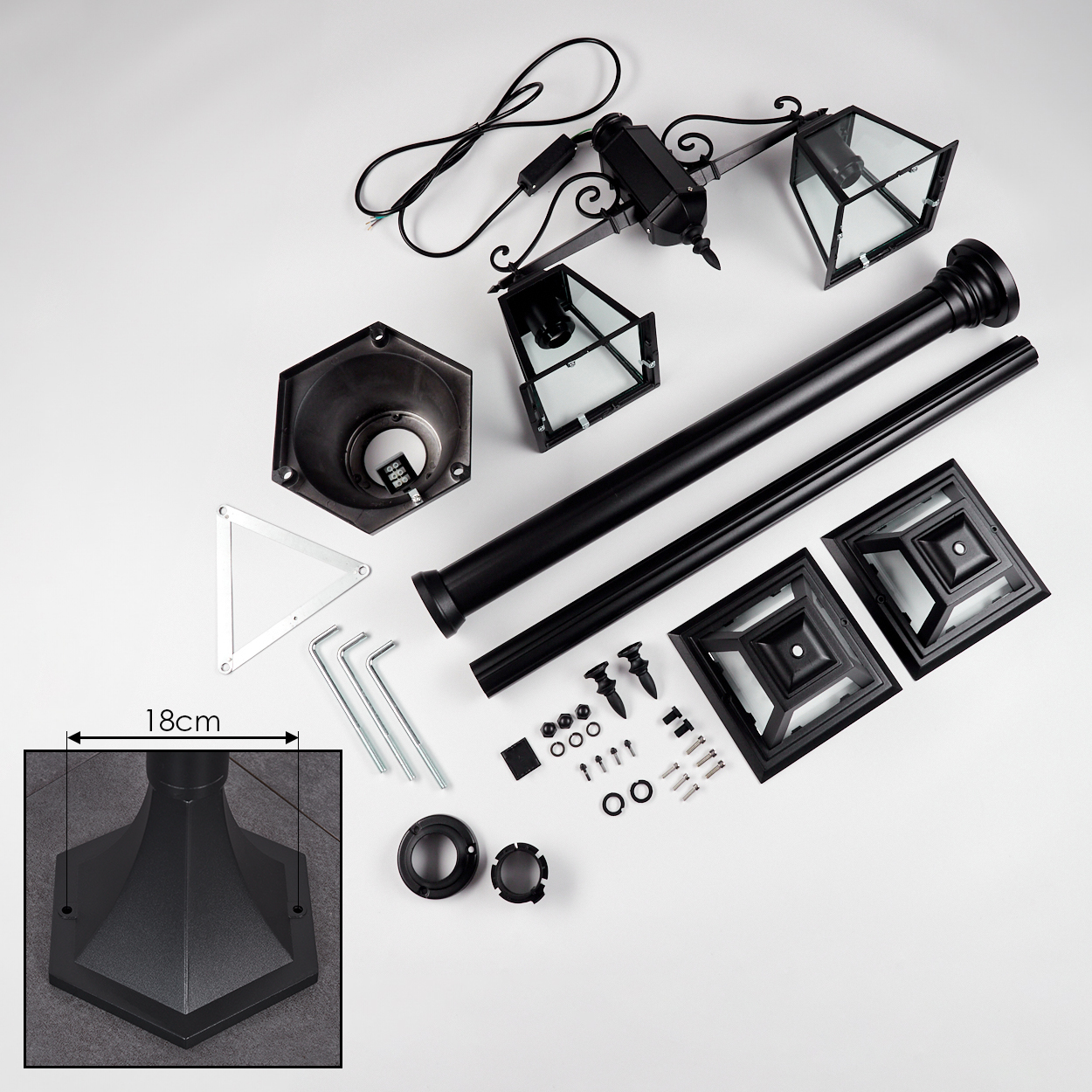 Zerlegte schwarze Außenlampenkomponenten auf Weiß. Enthält Sockel, Stangen, Leuchten und Hardware, mit Basisdetail 18cm.
