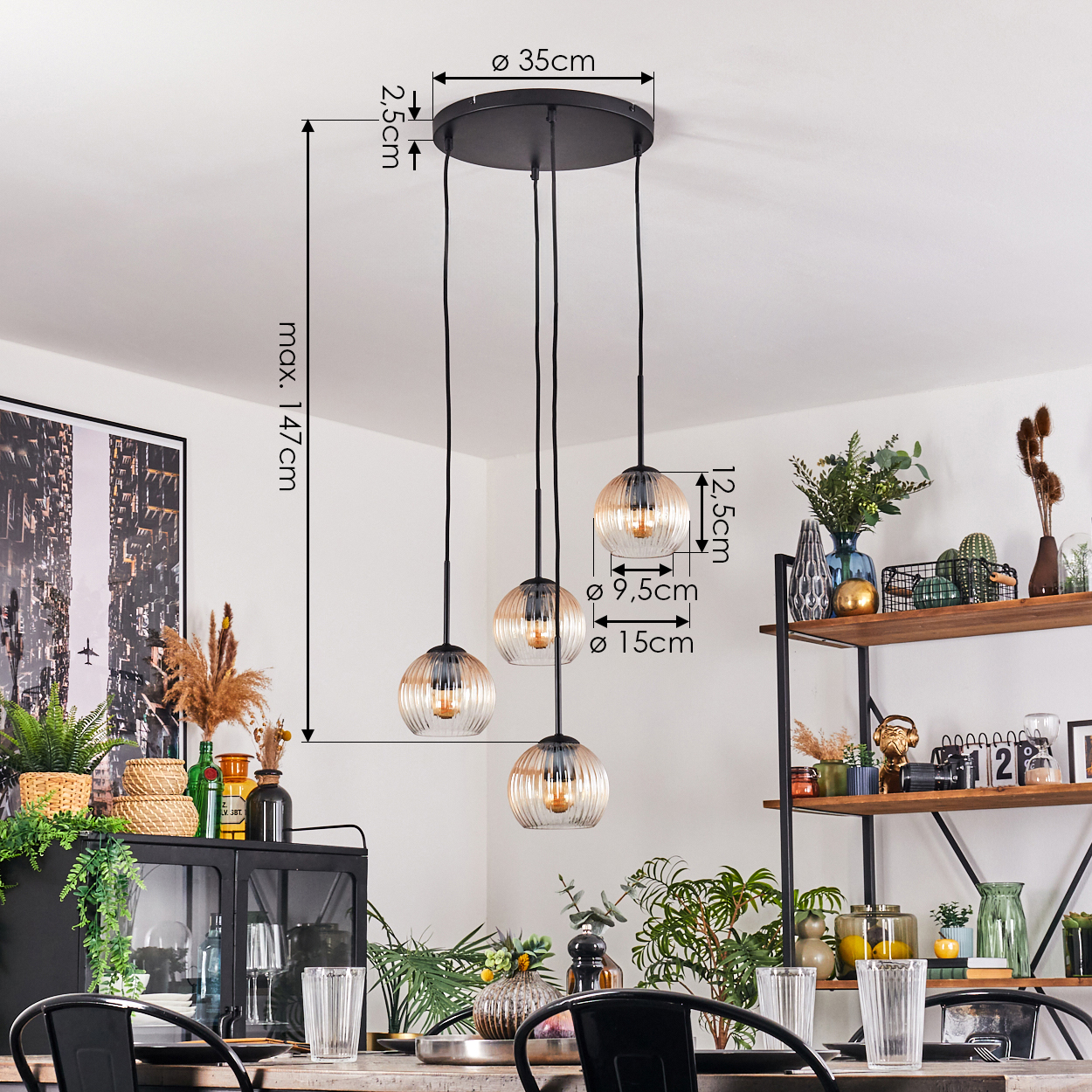Ein modernes Esszimmer mit einem schwarzen Kronleuchter. Der Kronleuchter hat vier Glaskugelleuchten. Es gibt einen Tisch und ein Regal mit Pflanzen.
