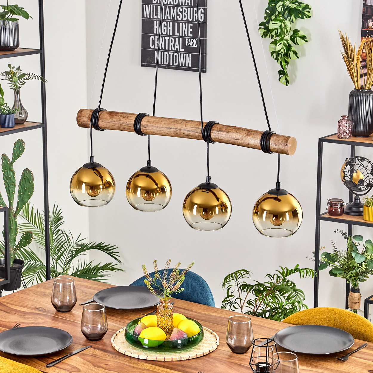 Ein Esszimmer mit Holztisch, Hängelampen, Tellern, Gläsern und Pflanzen. Ein Schild an der Wand sagt Midtown.