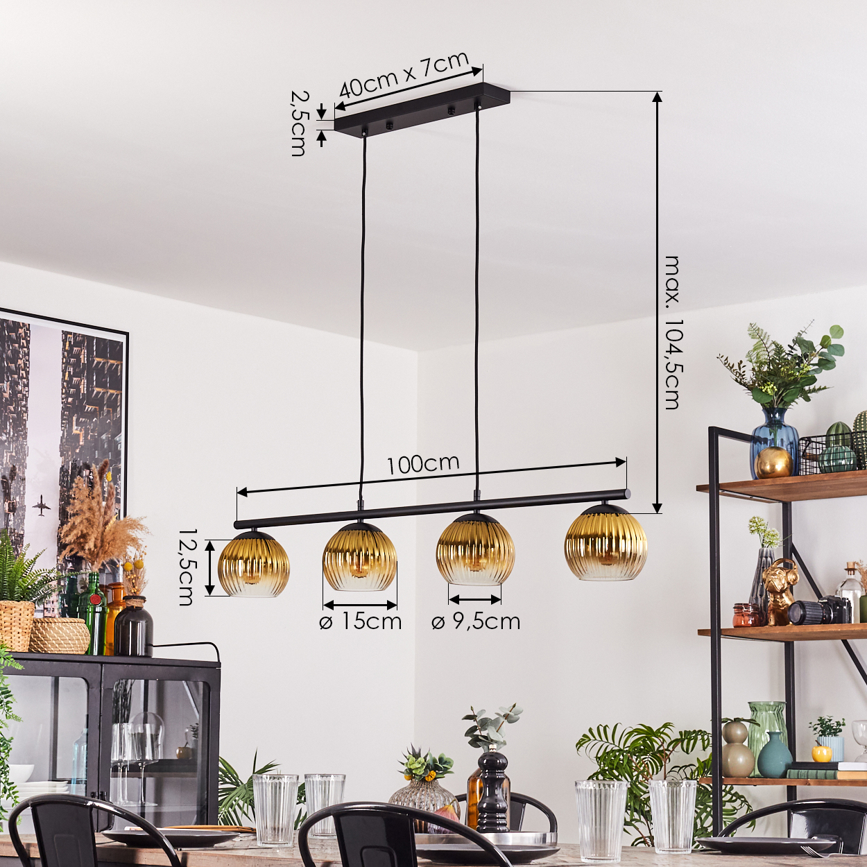 Ein modernes Esszimmer mit einem schwarzen und goldenen Kronleuchter. Der Kronleuchter befindet sich über einem Holztisch mit schwarzen Stühlen.