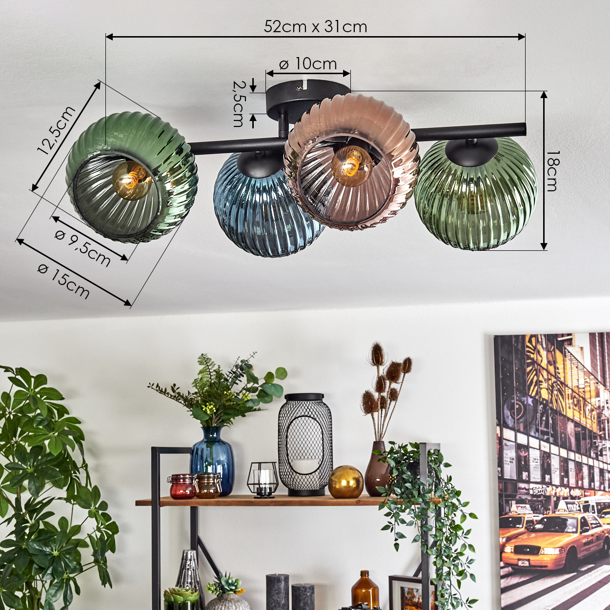 Eine moderne Deckenlampe mit vier Glasschirmen in verschiedenen Farben ist installiert. Darunter ein Regal mit Dekorationen und einem Bild.