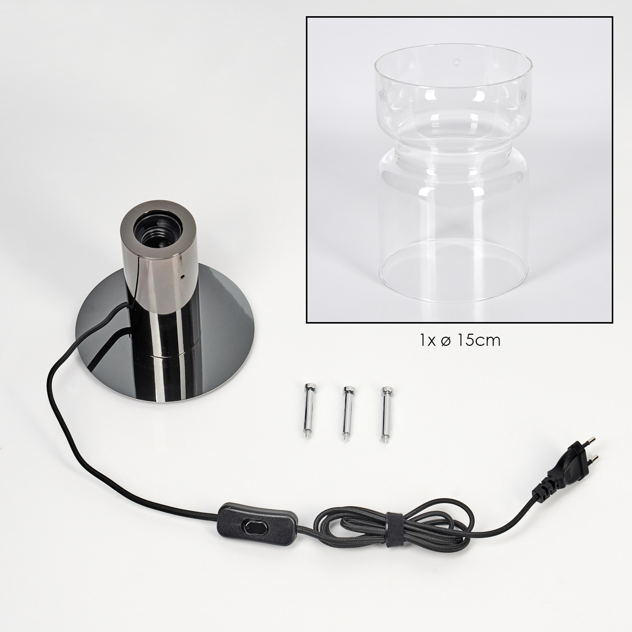 Eine zerlegte Lampe mit Chromfuß, Glasschirm, Schrauben und Netzkabel mit Schalter und Stecker auf weißem Hintergrund.