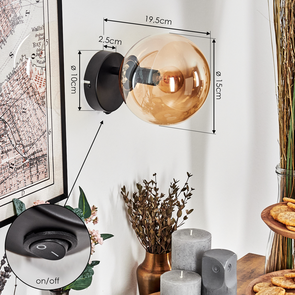 Eine Wandlampe mit rundem, bernsteinfarbenem Glasschirm ist auf einer schwarzen Basis montiert. Ein Schalter und dekorative Gegenstände sind im Bild.