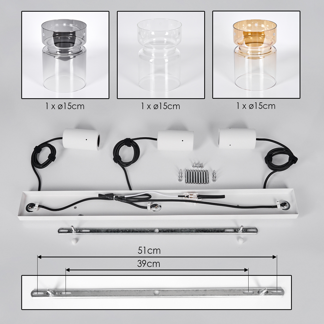 Drei Glasschirmlampen, weiße Deckenleuchte, Befestigungsmaterial und Metallhalterungen auf weißer Oberfläche.