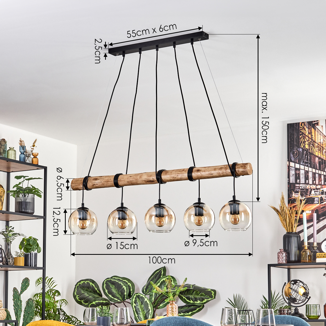 Eine moderne Hängelampe mit fünf Kugelleuchten hängt von der Decke. Ein Holzbalken trägt die Lichter. Abmessungen sind angegeben.
