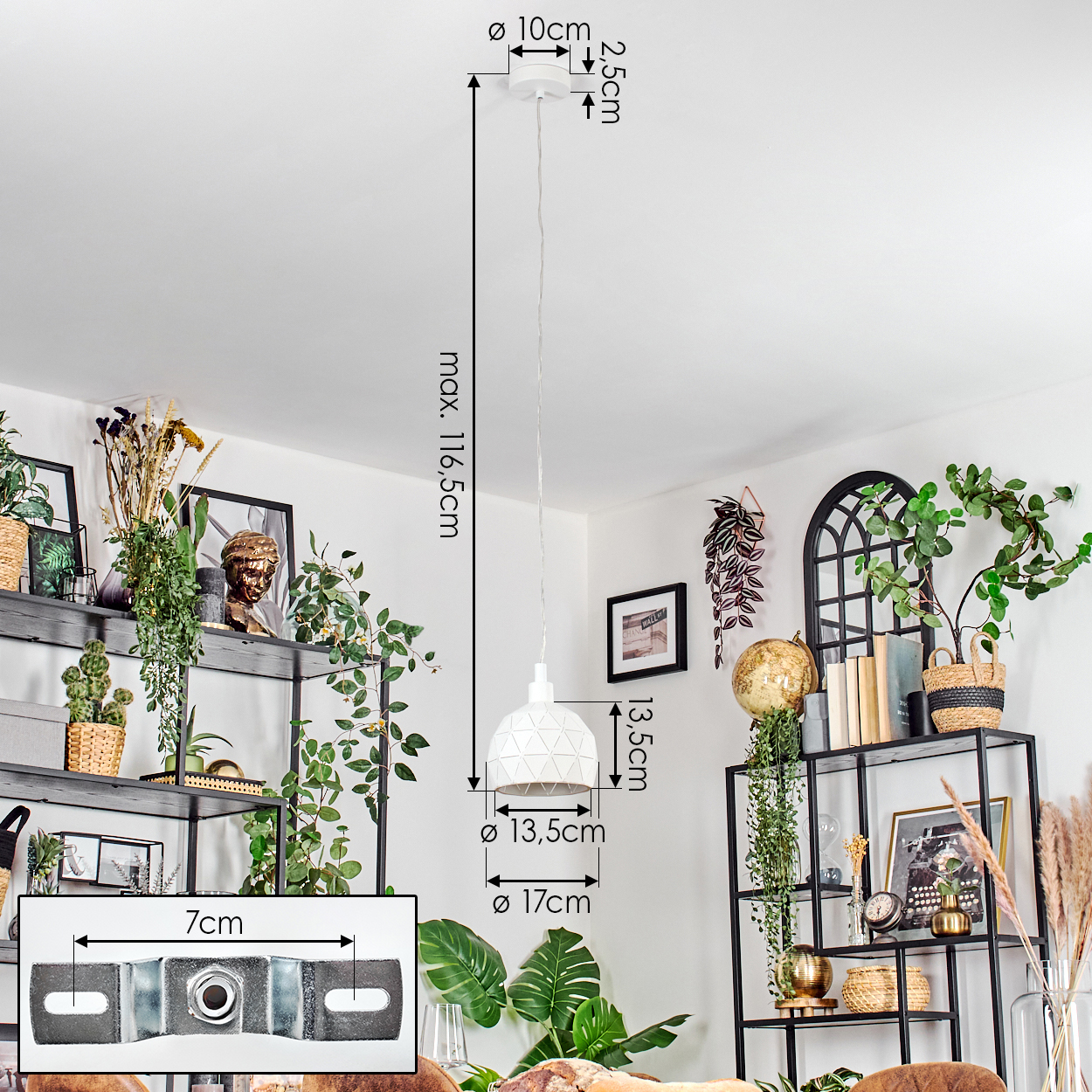 Eine weiße Hängelampe hängt in einem Raum mit Pflanzen und Regalen. Abmessungen sind auf der Lampe angegeben.