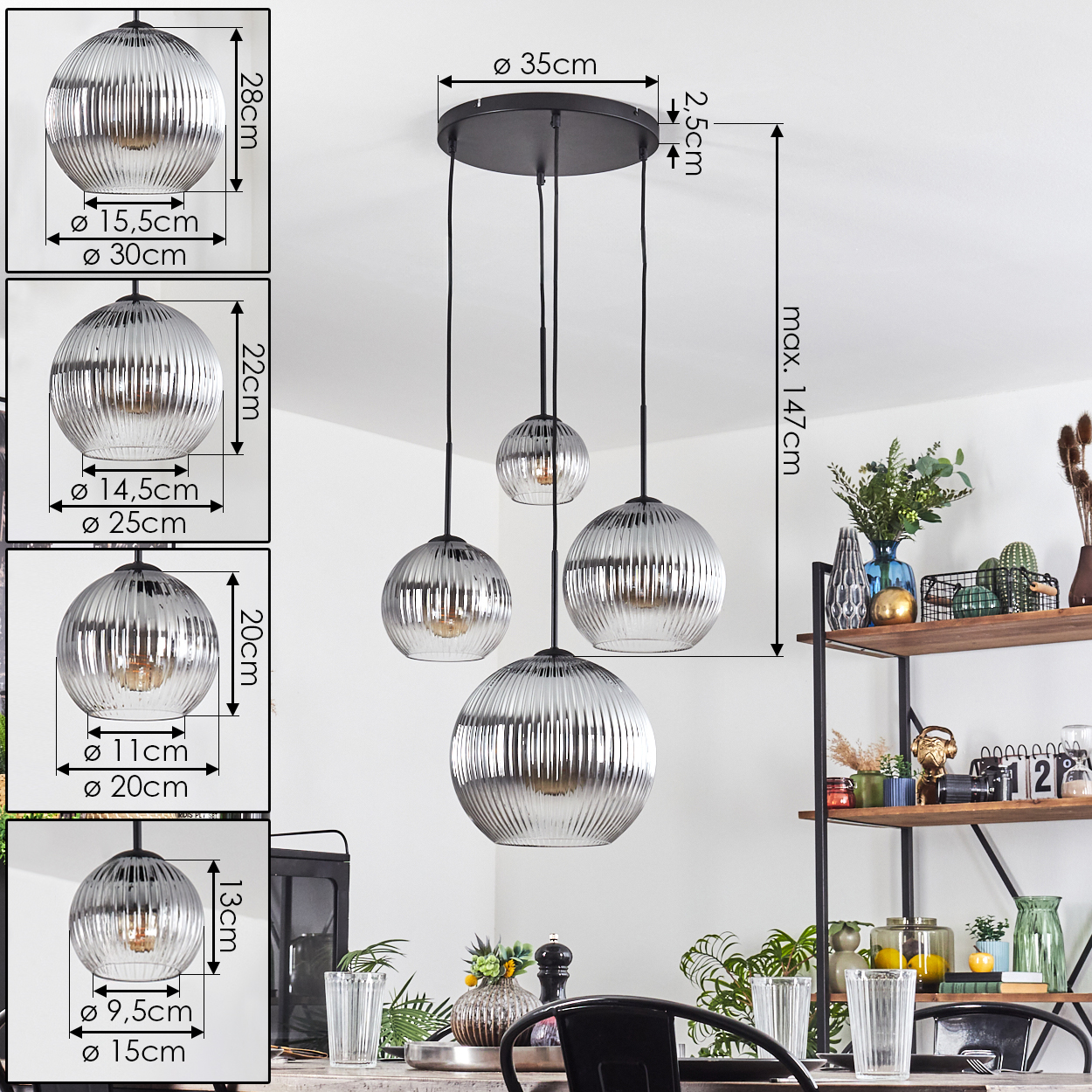 Moderne Pendelleuchte mit vier Glaskugelschirmen. Abmessungen sind angegeben. Im Hintergrund ein Regal mit Dekoration.