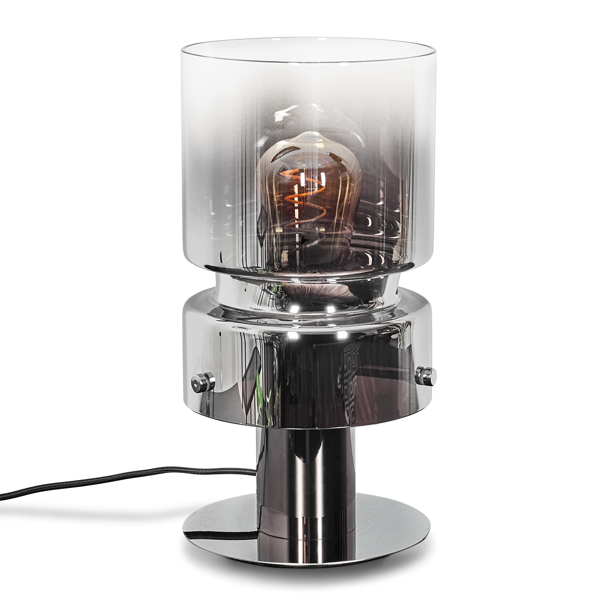 Eine moderne Chromlampe mit Glasschirm und sichtbarer Glühbirne. Die Lampe hat einen runden Fuß und ein schwarzes Netzkabel.