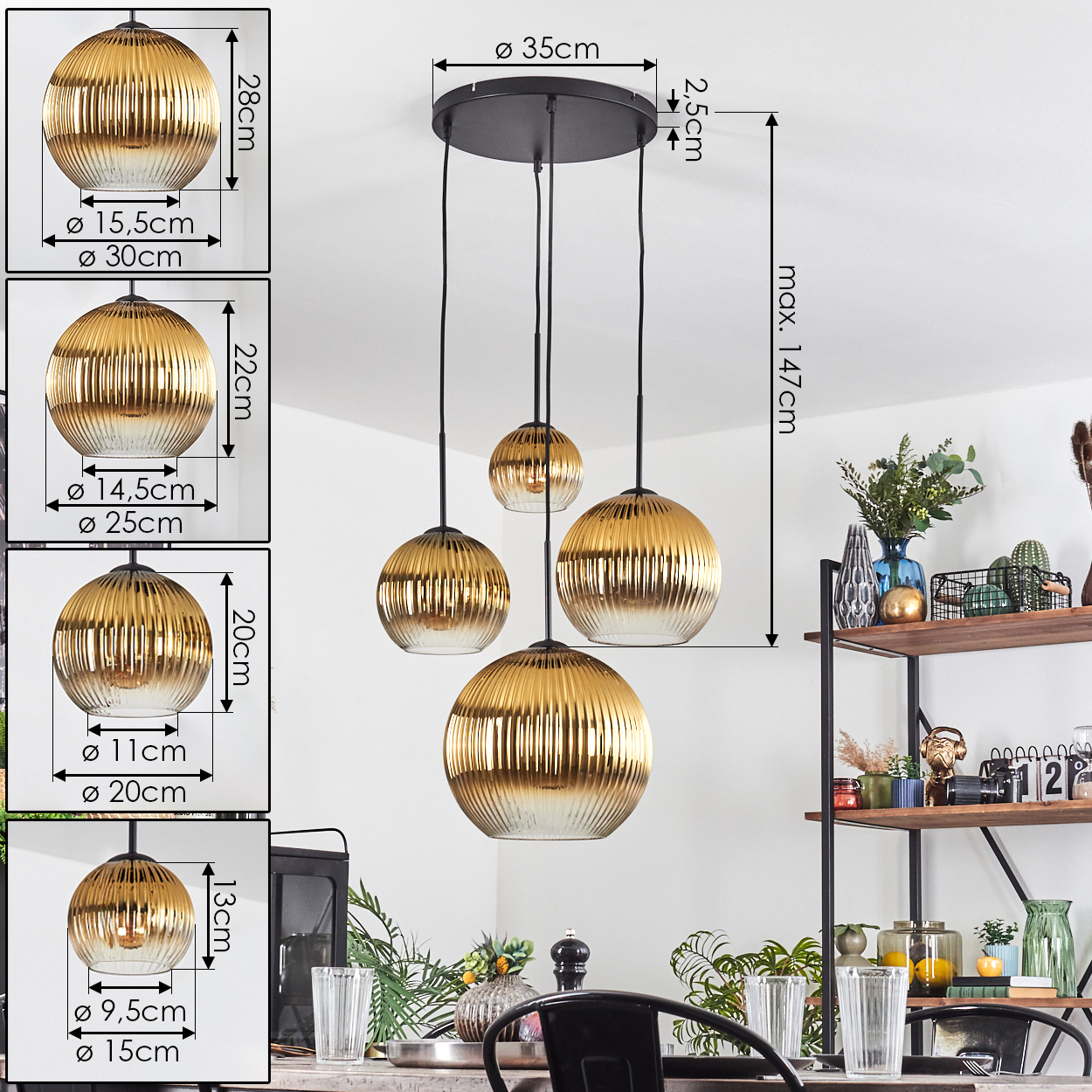 Eine moderne Pendelleuchte mit vier goldenen, gerippten Glaskugeln unterschiedlicher Größe, die an einer schwarzen Deckenhalterung hängen.