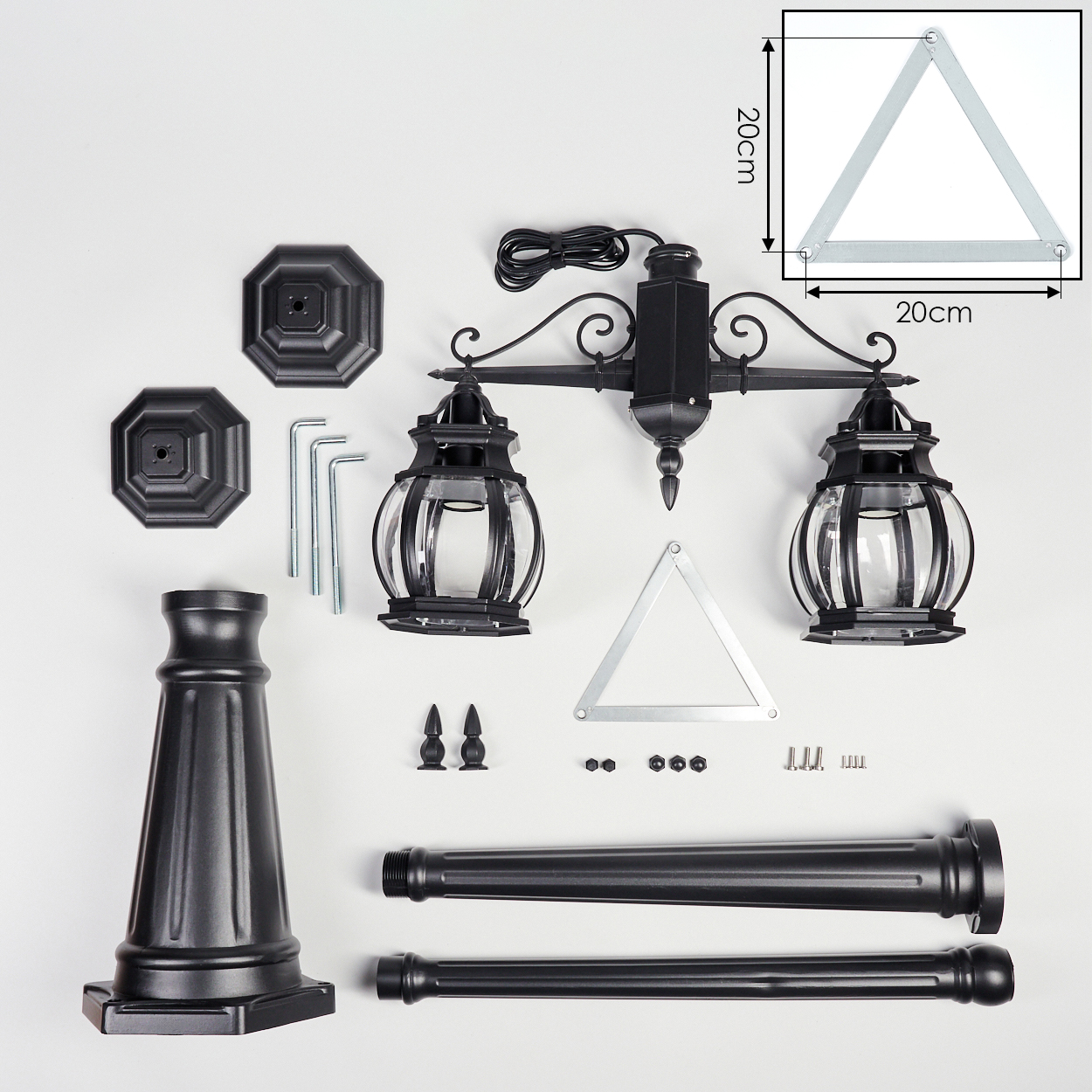 Zerlegte schwarze Lampenteile auf weißem Hintergrund. Enthält Lampe, Pfosten, Glaskugeln, Schrauben und einen dreieckigen Rahmen.