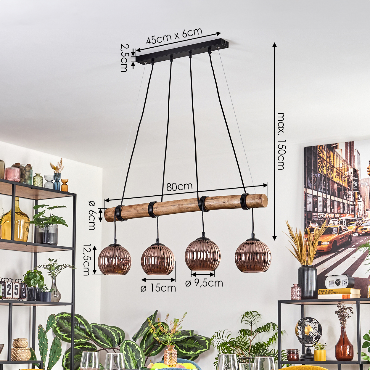 Eine moderne Pendelleuchte mit vier kupferfarbenen Kugeln hängt von der Decke. Ein Holzbalken trägt die Leuchten. Abmessungen sind angegeben.