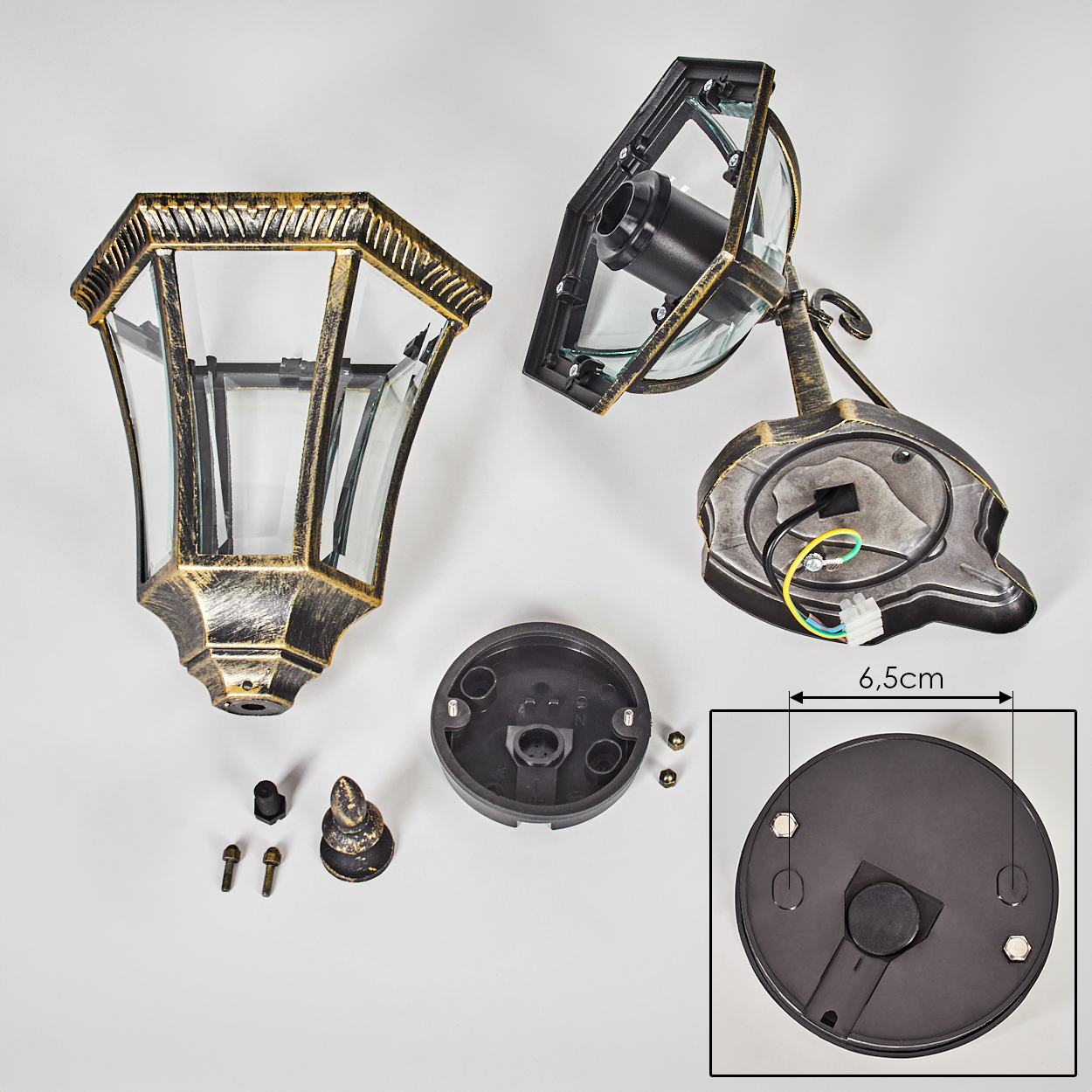Zerlegte Außenlampe mit Glaspaneelen, bronzefarbenem Rahmen und schwarzen Basiskomponenten, einschließlich Schrauben und Grundplatte.