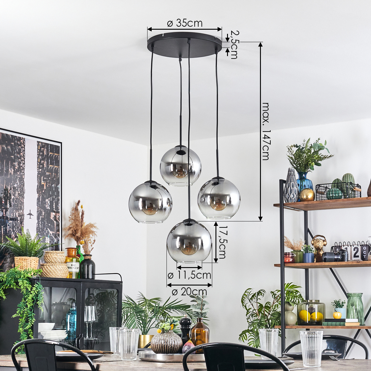 Ein modernes Esszimmer mit einer Pendelleuchte mit vier Glühbirnen über einem Tisch. Regale rechts halten verschiedene Dekorationsgegenstände.