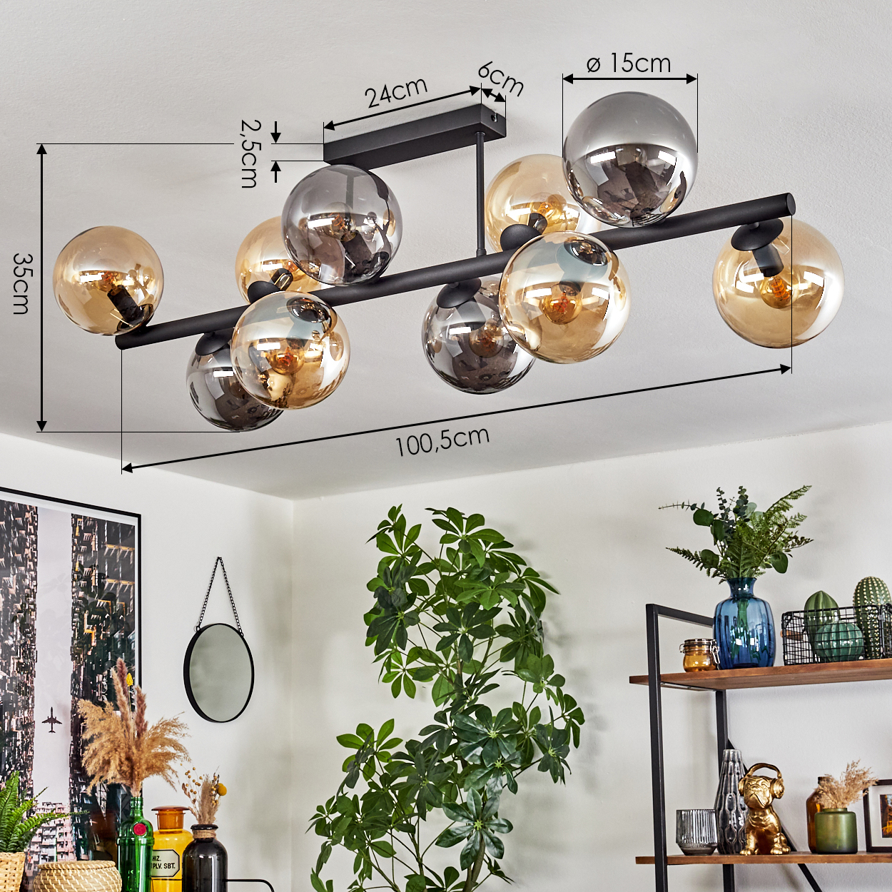 Moderne Deckenlampe mit Glaskugeln. Der Raum hat Pflanzen, einen Spiegel und Regale mit dekorativen Gegenständen. Die Lampenmaße sind angezeigt.