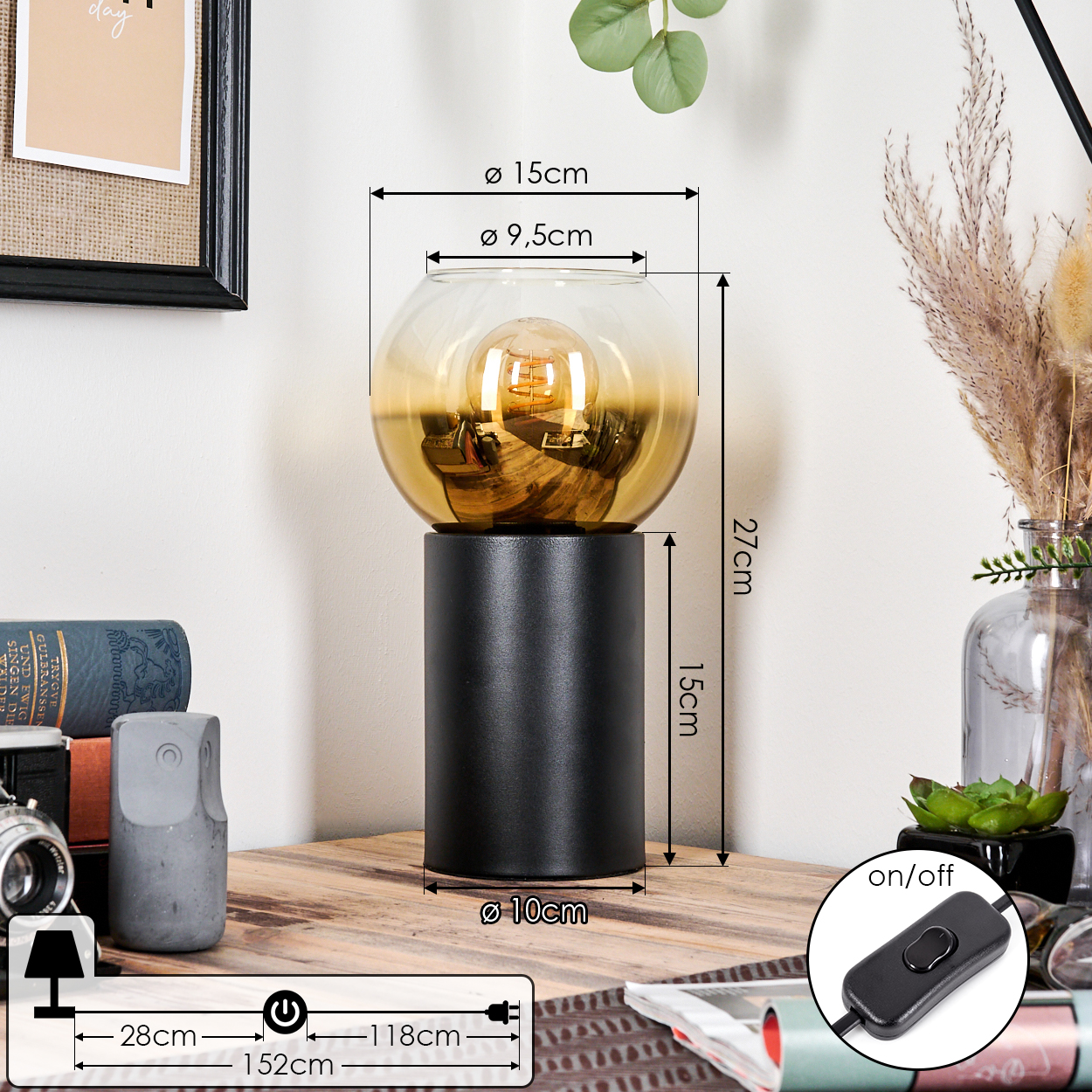 Eine dekorative Lampe mit schwarzem Sockel und Glaskugel mit Glühbirne. Abmessungen sind angegeben. Weitere Dekorationsgegenstände sind vorhanden.