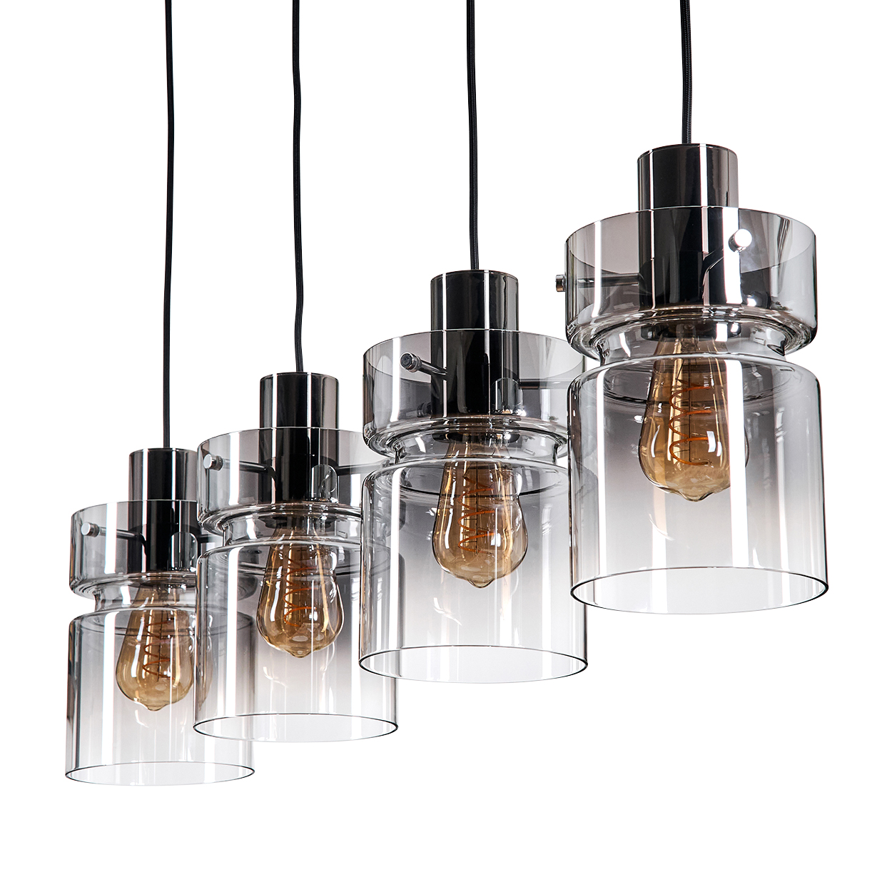 Vier moderne Pendelleuchten mit Glasschirmen und Edison-Glühbirnen hängen vor weißem Hintergrund.