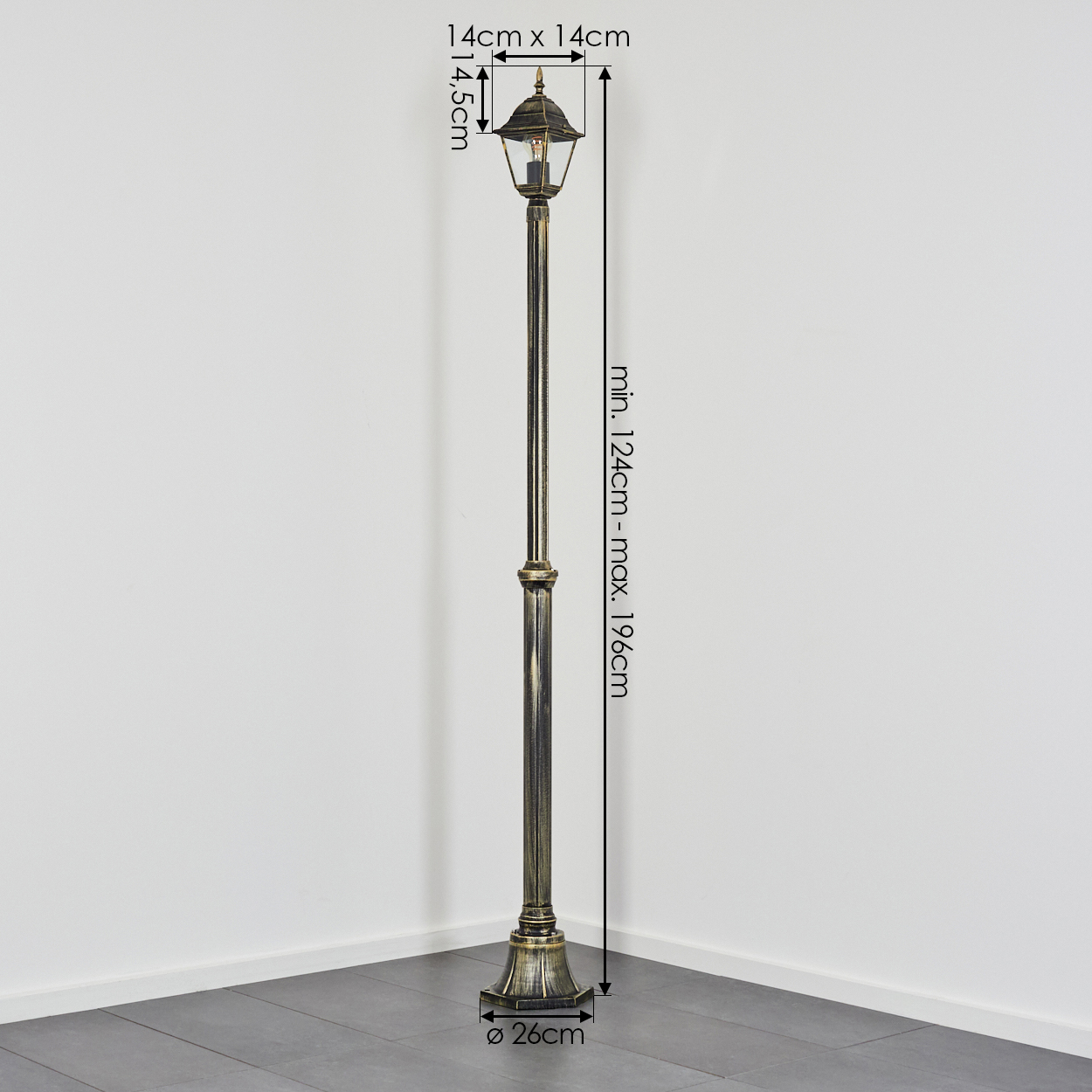 Eine dekorative Außenlaterne. Sie ist gold und schwarz, mit beschrifteten Abmessungen. Die Lampe steht in einer Ecke.