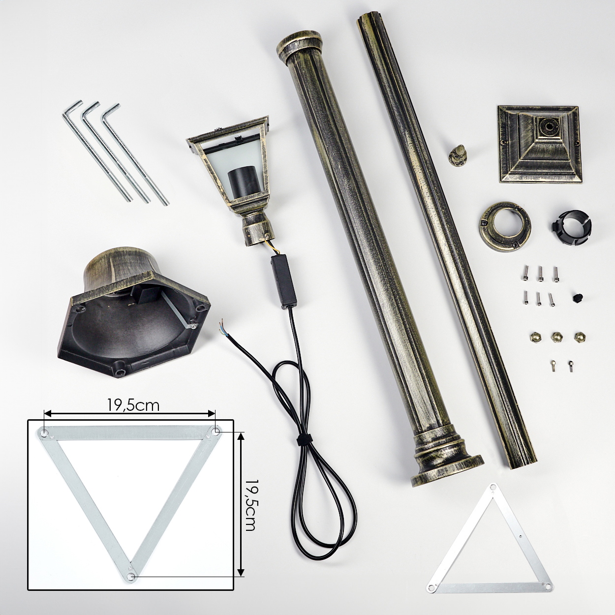 Zerlegte Teile einer Außenlampe auf weißem Grund: Pfahl, Lampenkopf, Sockel, Schrauben und Werkzeuge. Abmessungen für Metall-Dreieck.