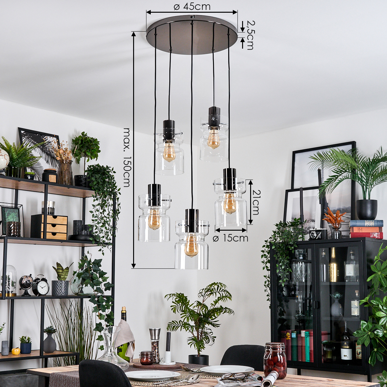 Ein modernes Esszimmer mit einer Hängeleuchte. Pflanzen, Regale und ein Tisch sind sichtbar. Das Licht hat Glasschirme und Edison-Glühbirnen.