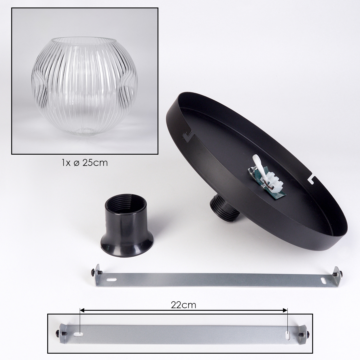 Ein zerlegter Lampenbausatz. Enthält eine Glaskugel, eine schwarze Deckenplatte, eine Fassung, einen Metallstab und Schrauben.