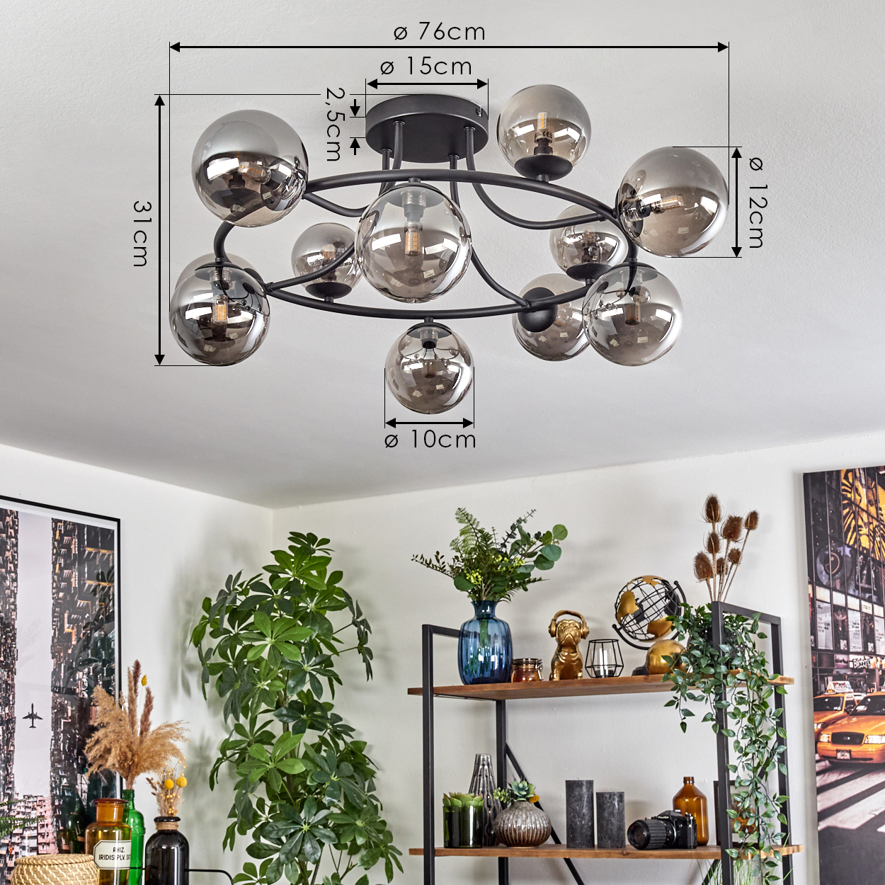 Eine moderne Deckenleuchte mit kugelförmigen Lichtern. Sie hängt von der Decke. Es gibt ein Regal mit Dekorationen und Pflanzen. Abmessungen werden angezeigt.